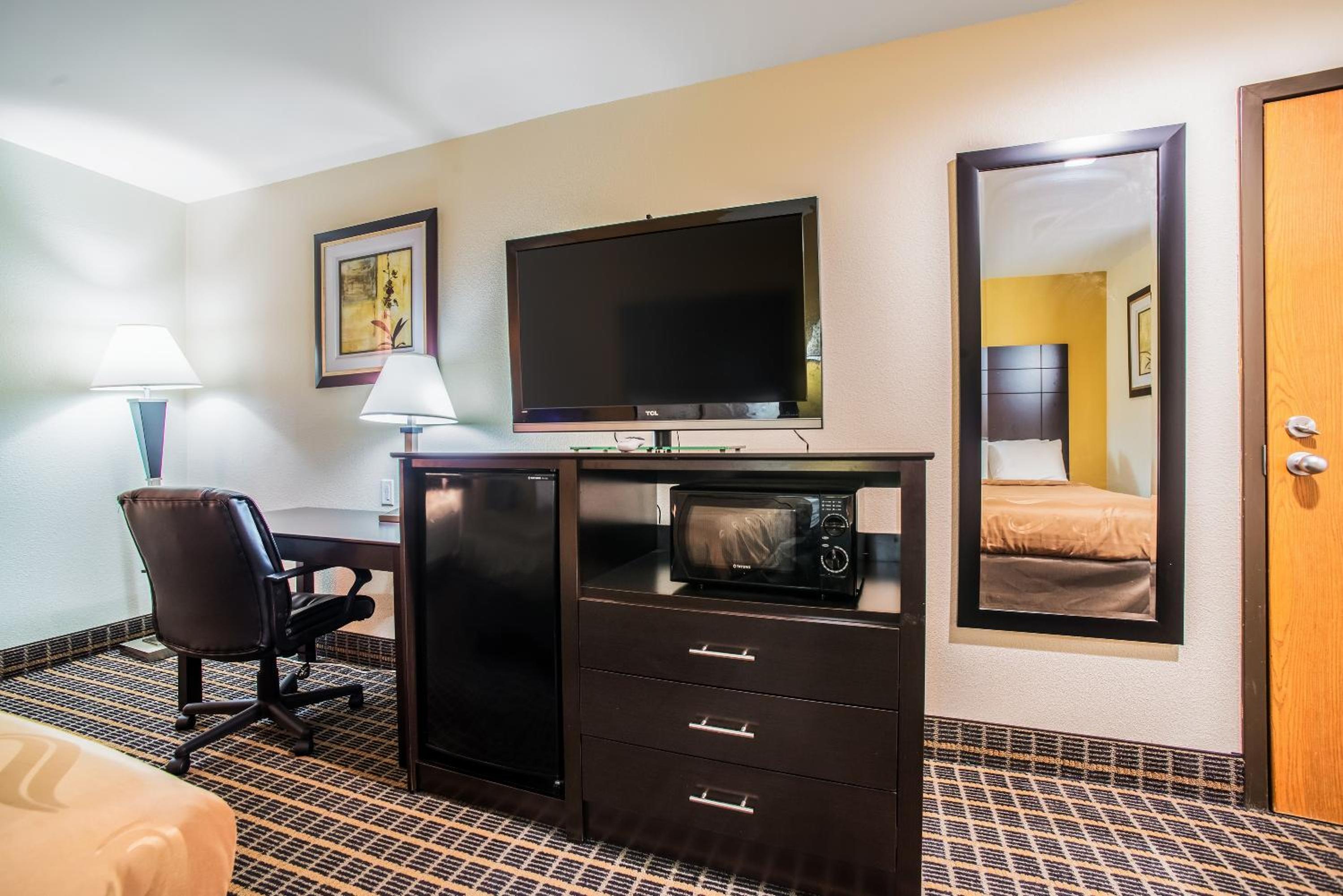 Standard King Room - Non-Smoking  - Photo 4