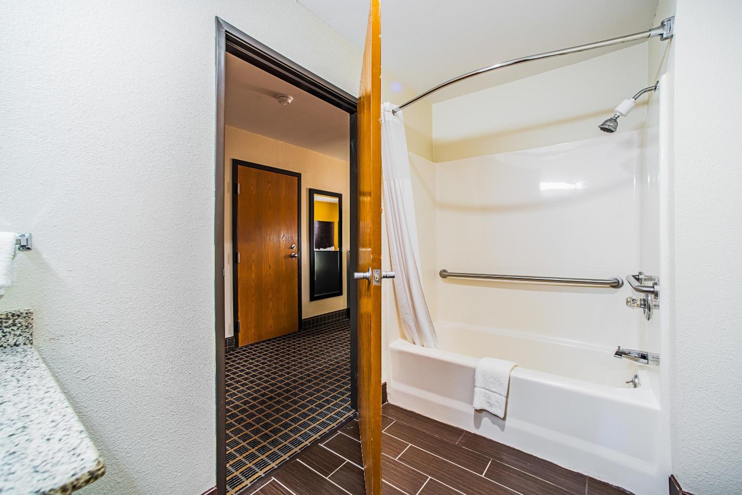 Standard King Room - Non-Smoking  - Photo 5