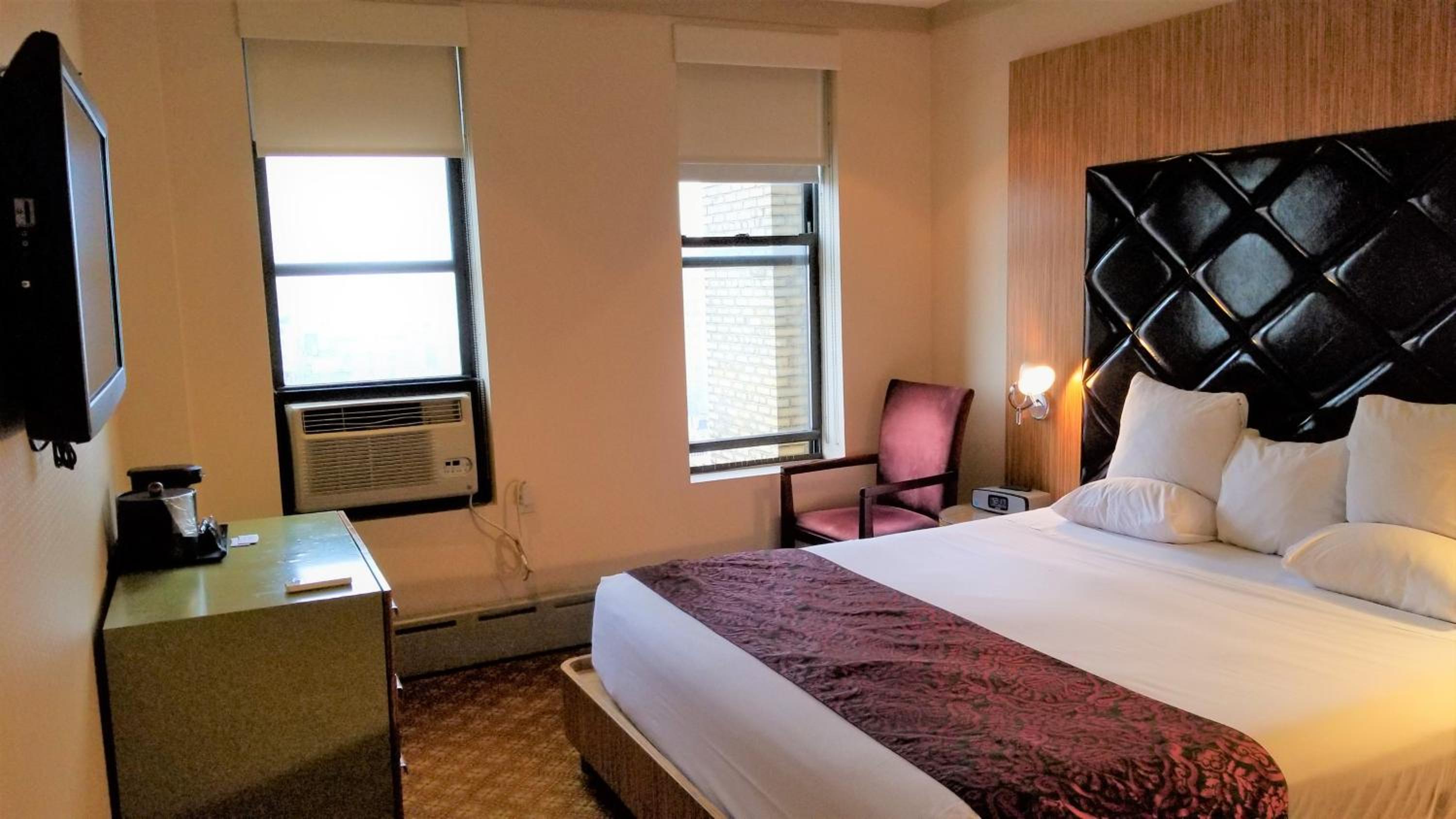 Silver, 1 Queen Bed  photo 3