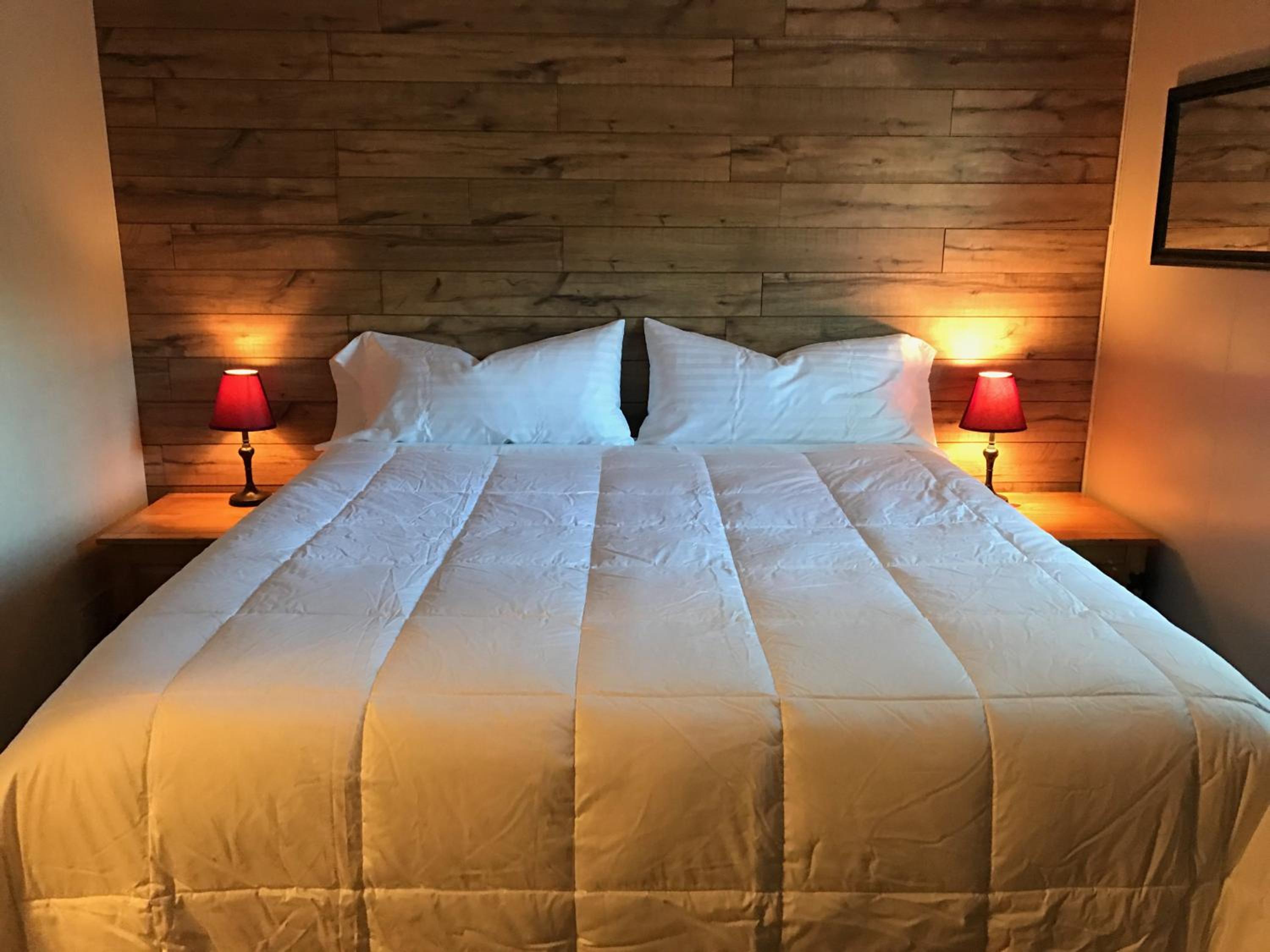 Lake Front 2 bedroom Cabin with Bath