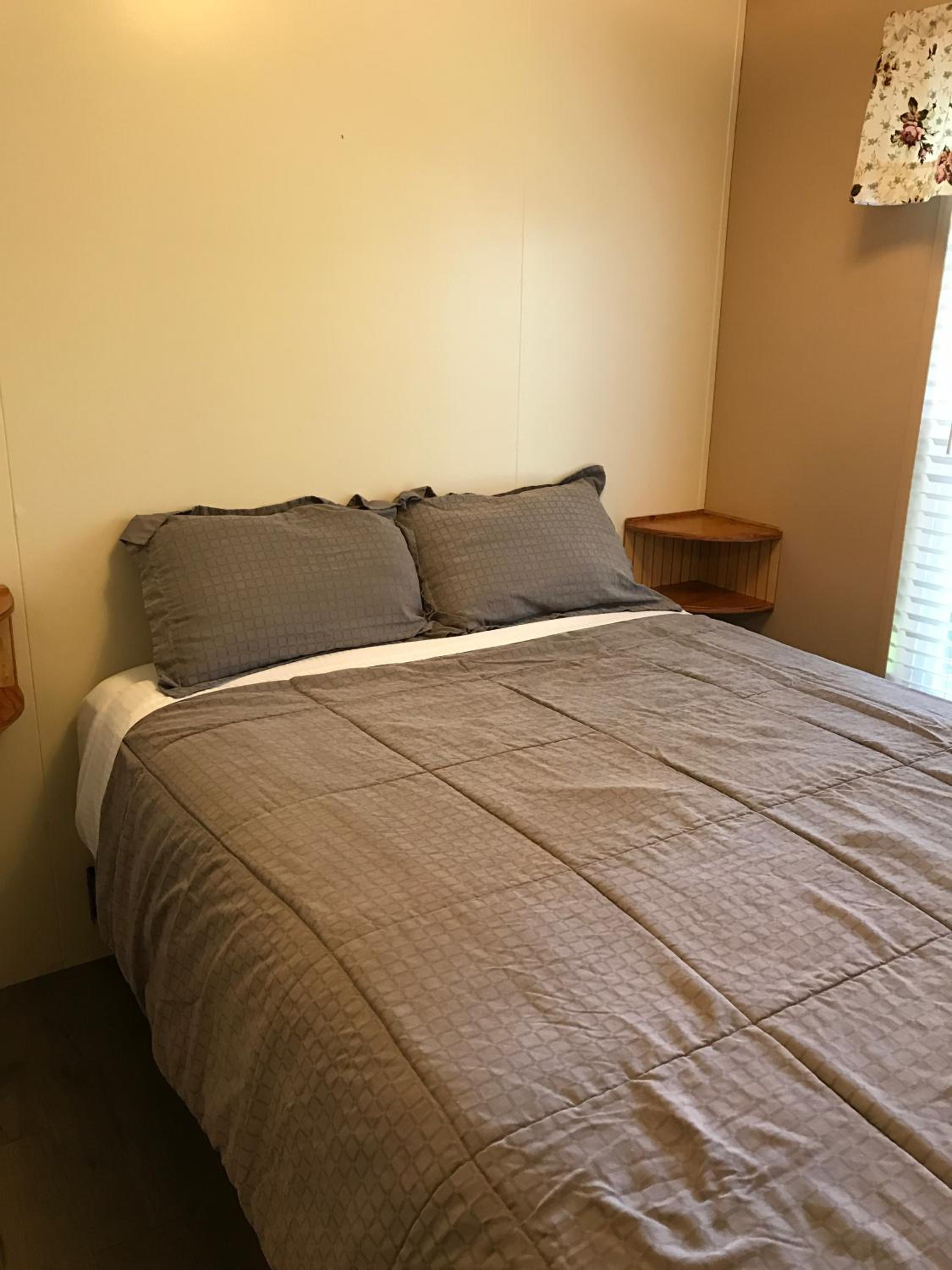 Lake Front 2 bedroom Cabin with Bath photo 2