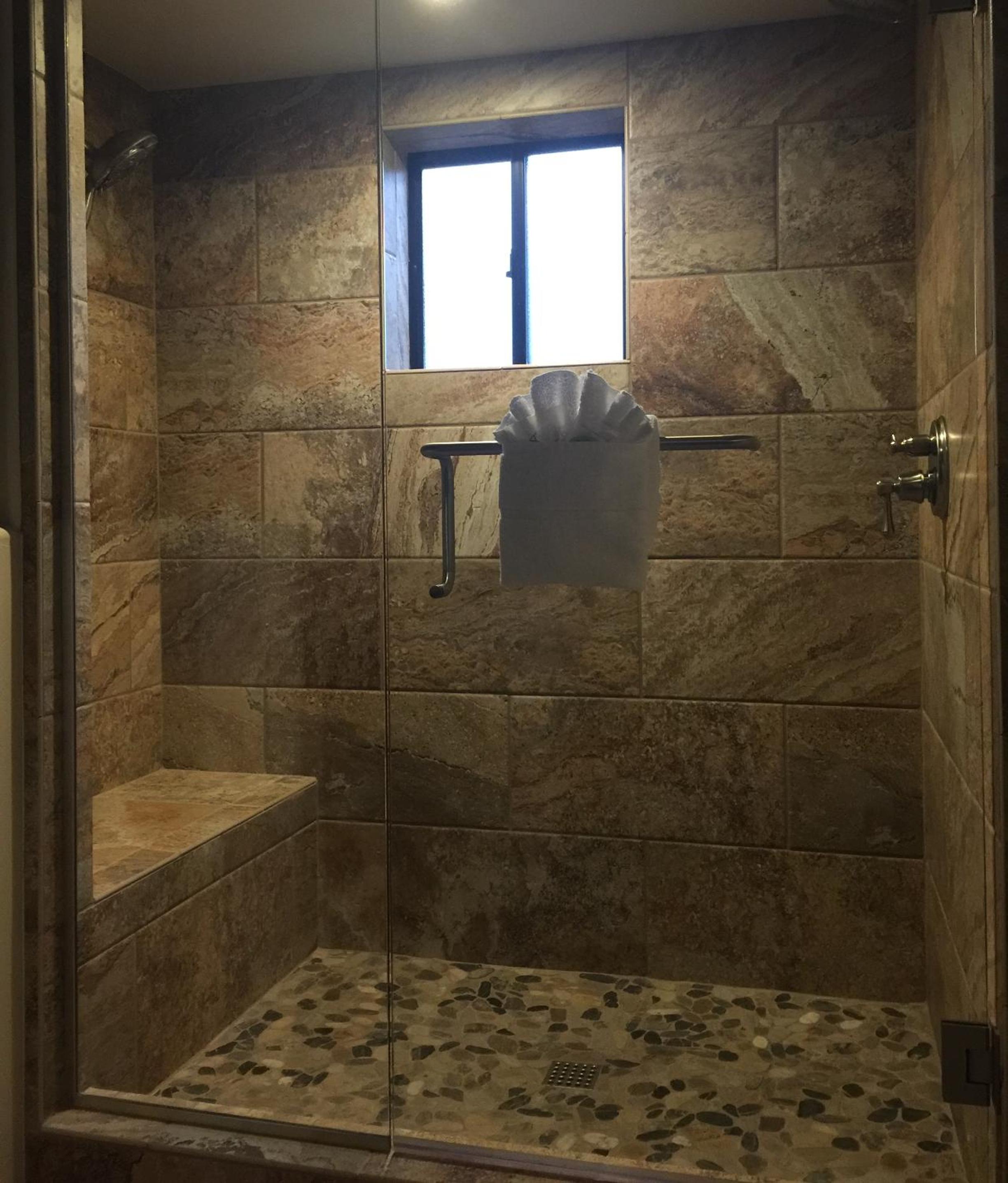 Thunder Mountain - Deluxe King Room - Photo 8