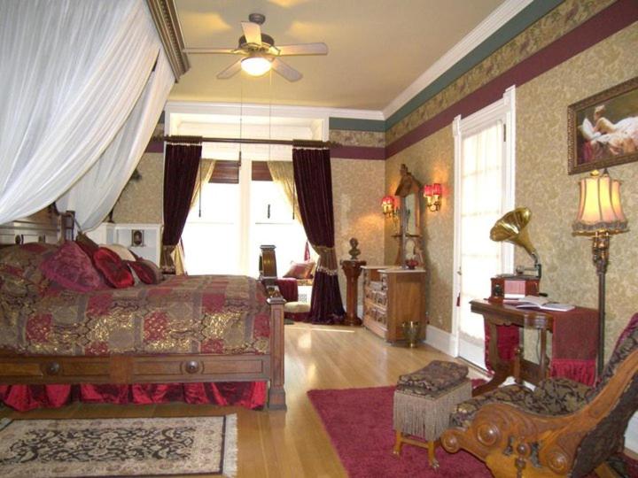 Deluxe King Room photo 1