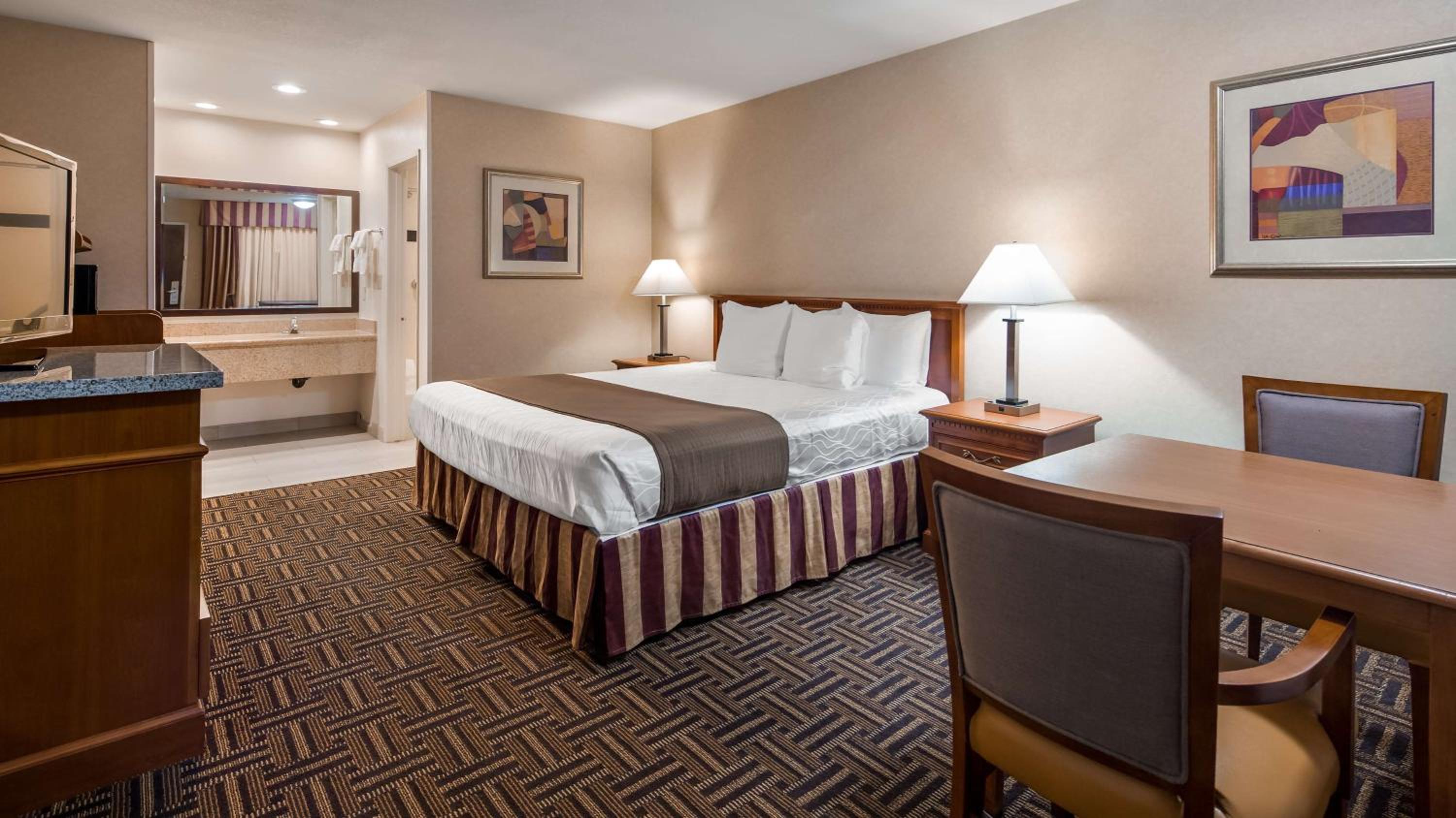 Deluxe King Room - Photo 4