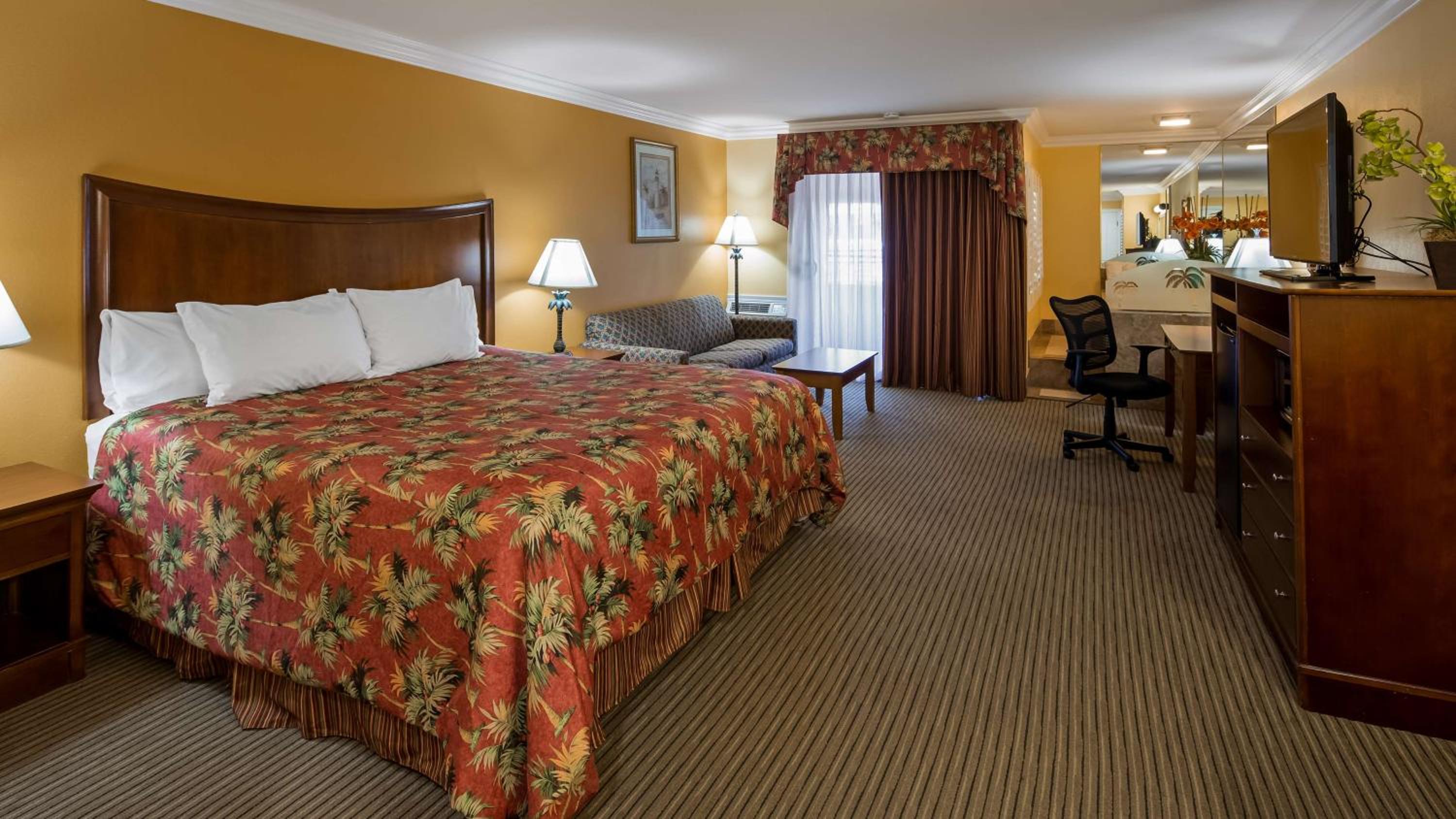 King Suite with Spa Bath - Photo 4