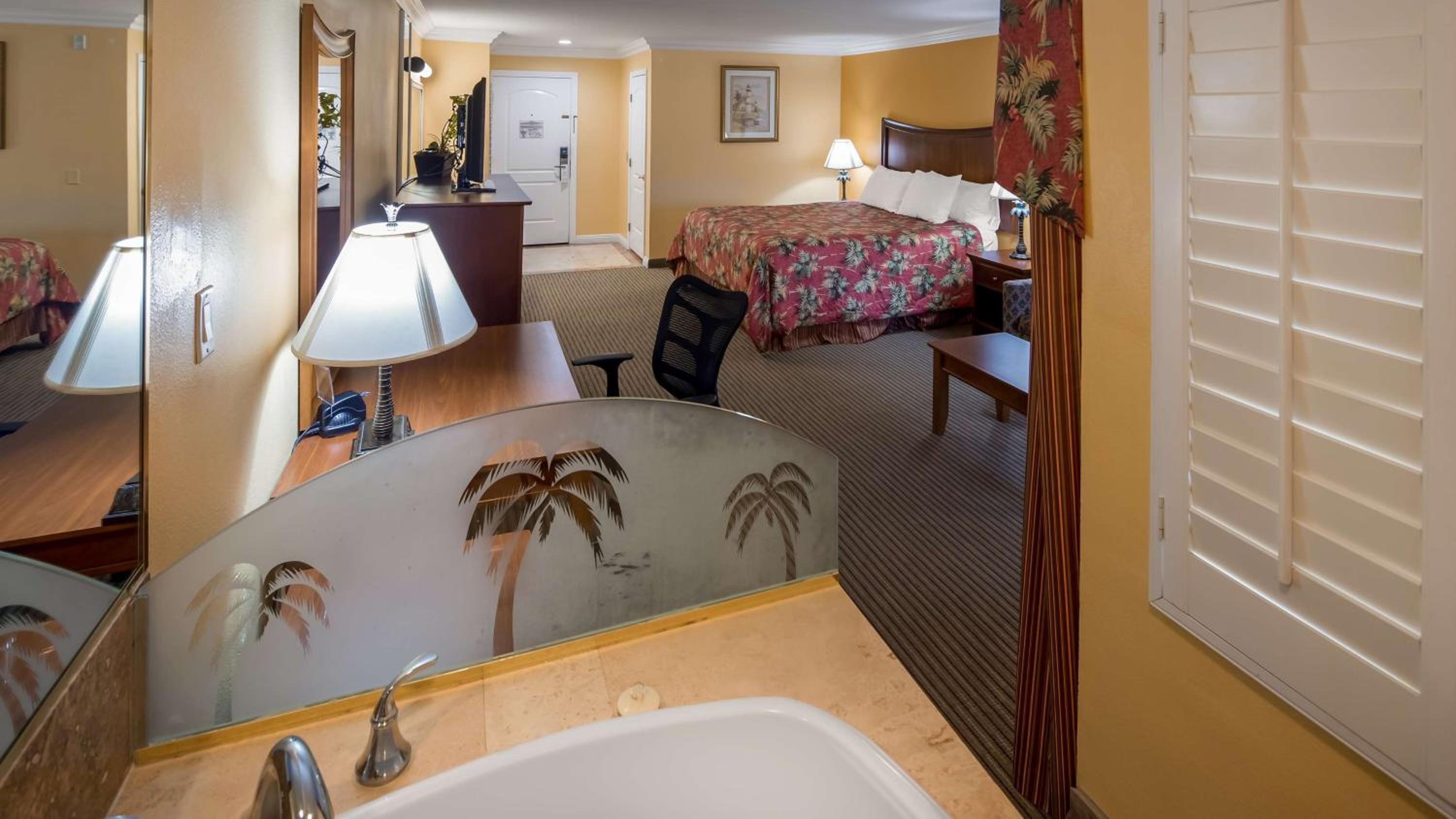 King Suite with Spa Bath - Photo 1