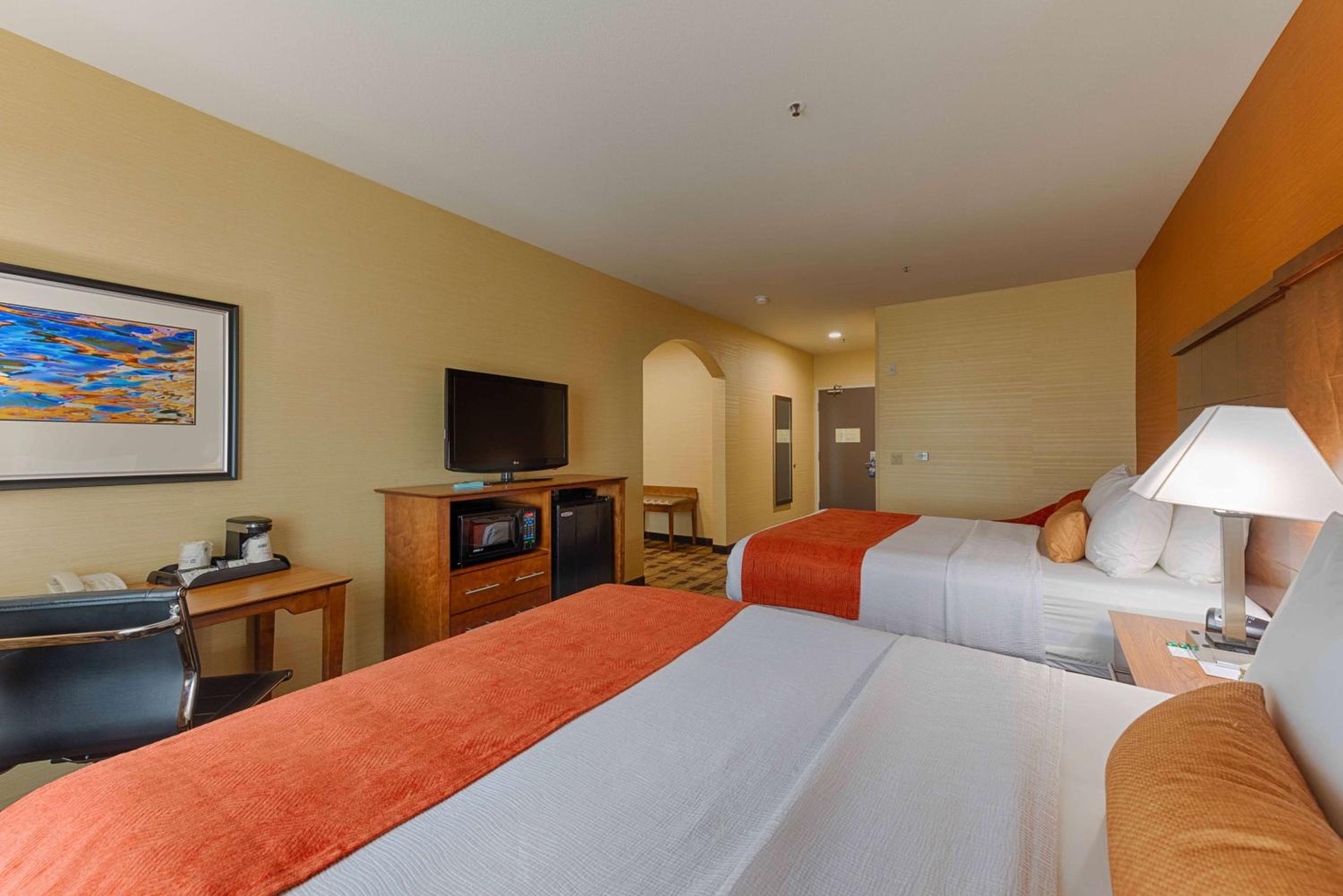 Queen Room with Two Queen Beds and Roll-In Shower - Disability Access/Non-Smoking photo 2