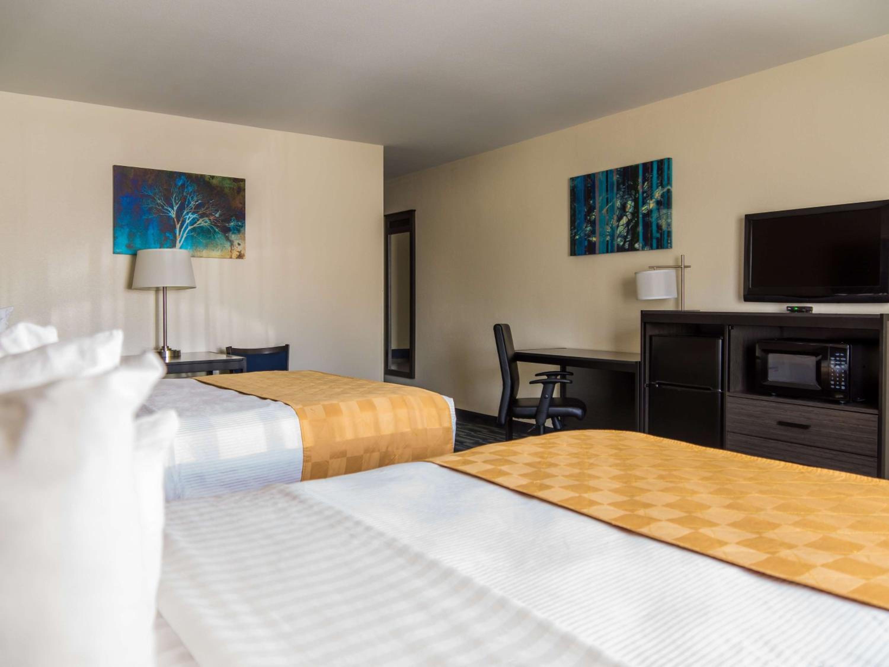 Queen Room with Two Queen Beds - Non-Smoking photo 1