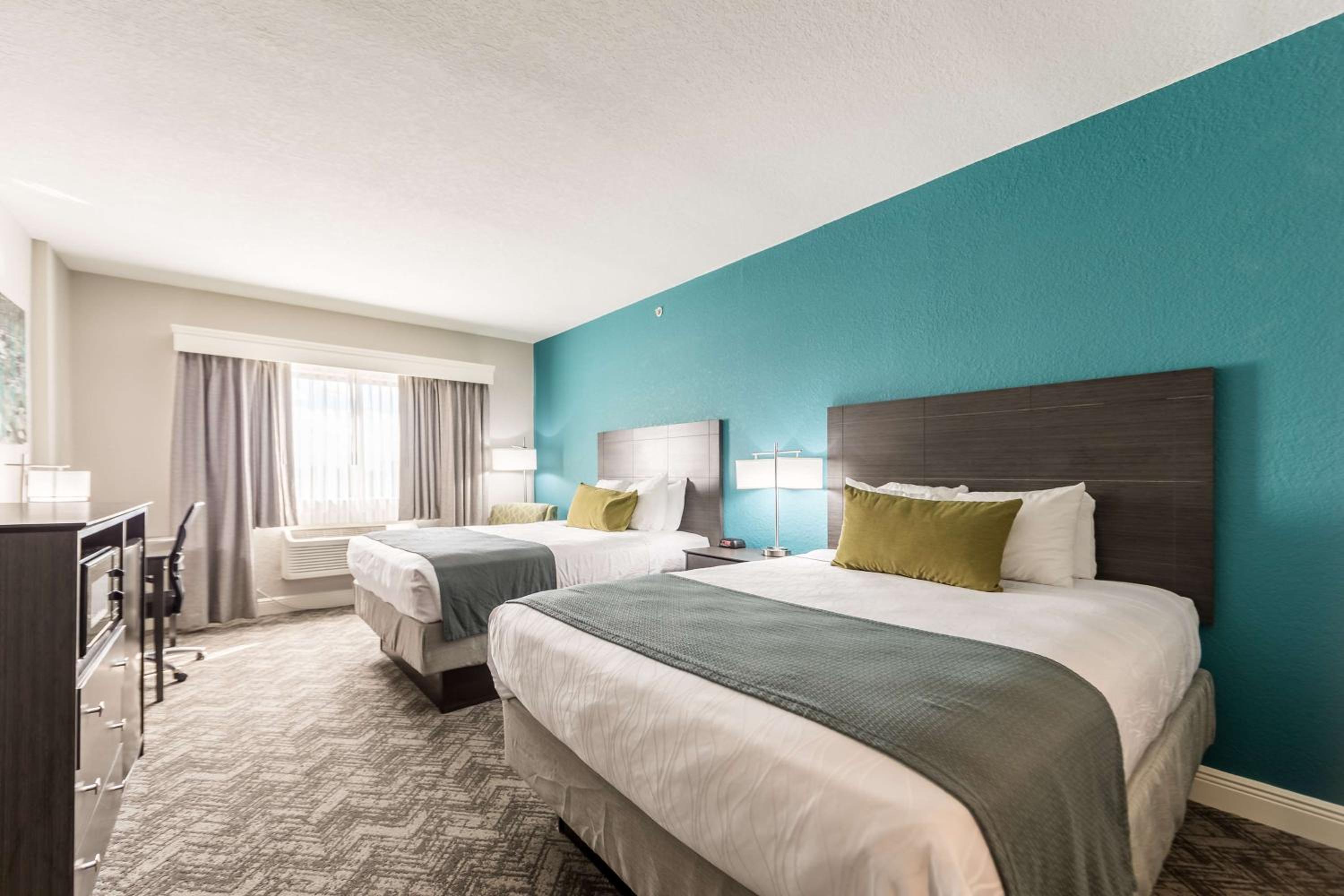 Queen Room with Two Queen Beds - Non-Smoking - Photo 3