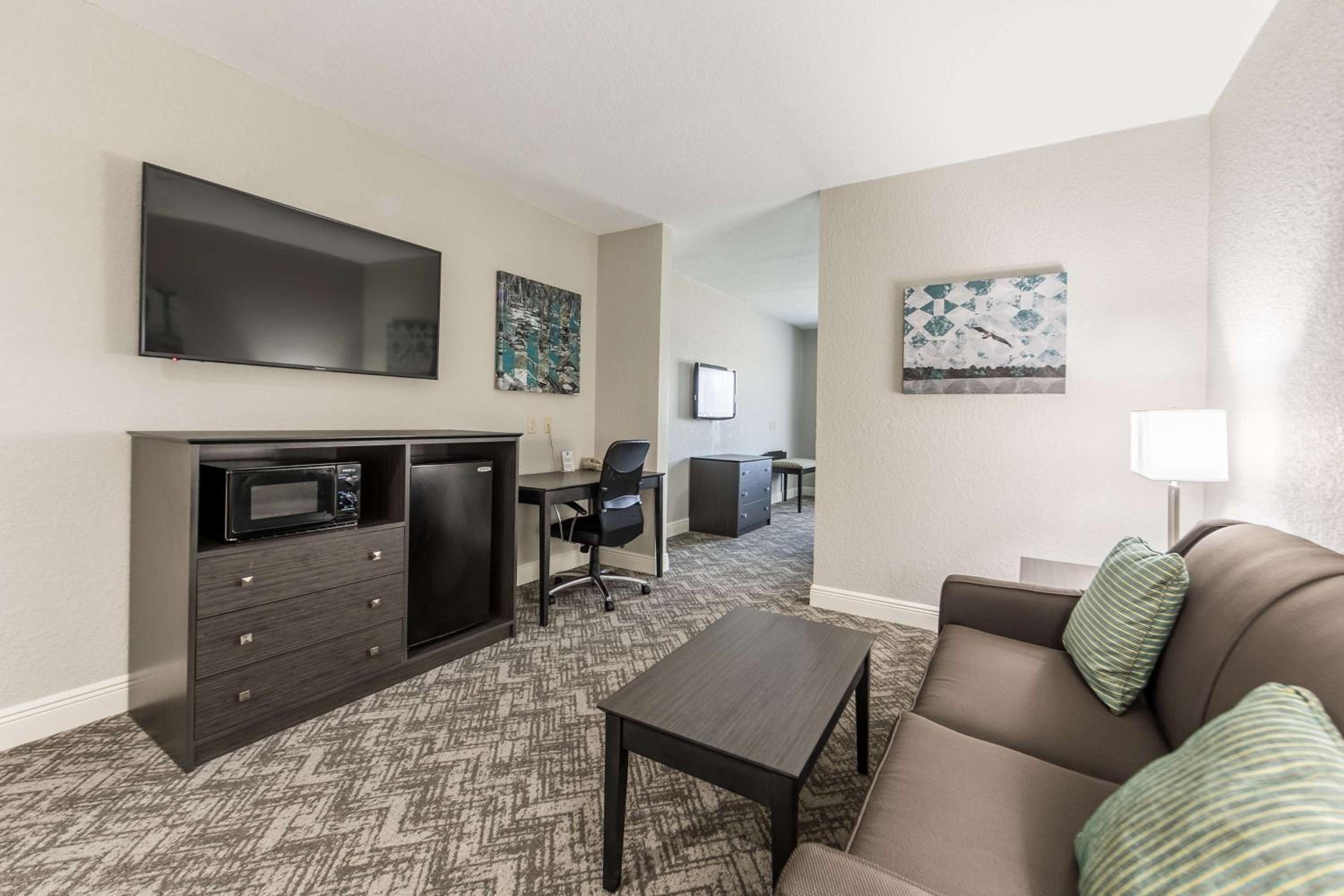 King Suite with Sofa Bed - Non-Smoking - Photo 10