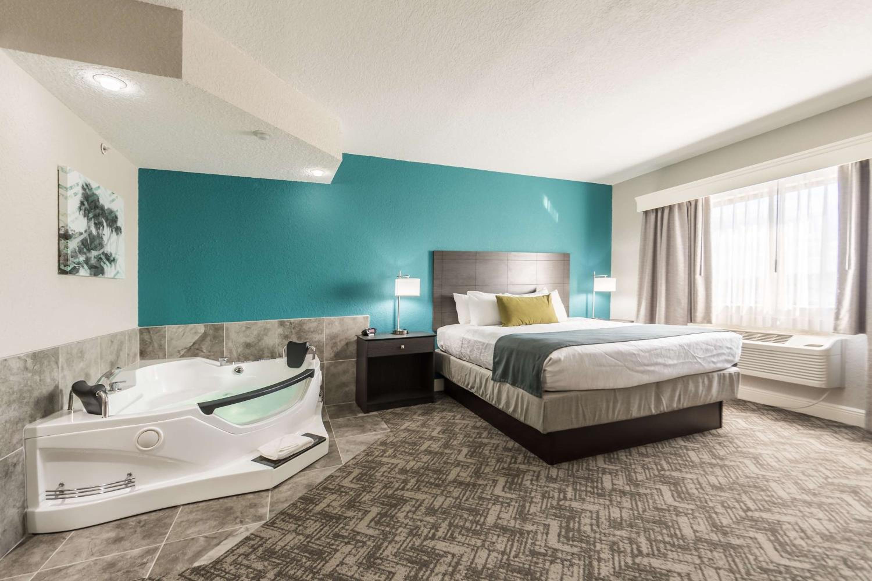 King Suite with Spa Bath - Non-Smoking - Photo 2