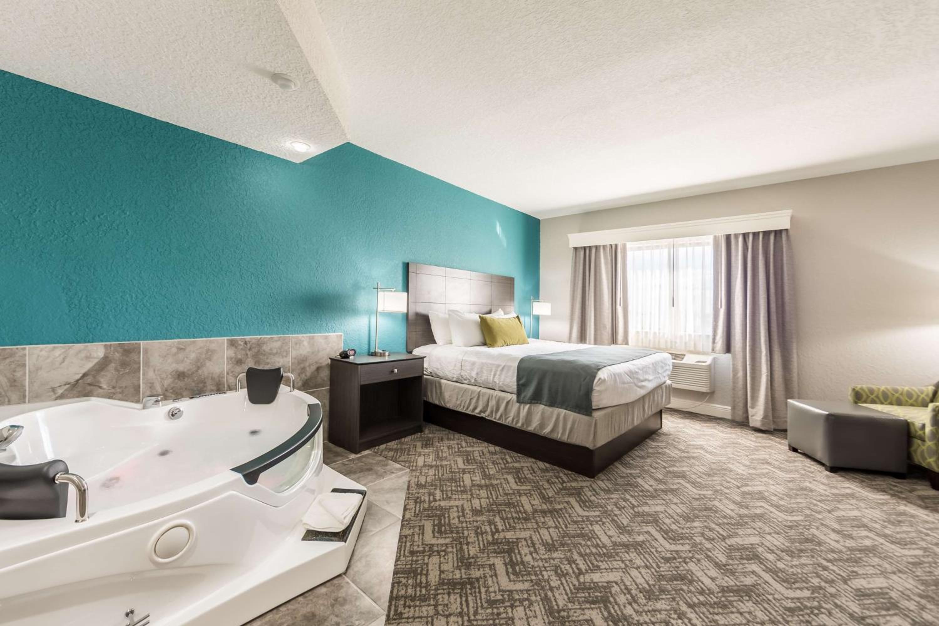 King Suite with Spa Bath - Non-Smoking - Photo 3