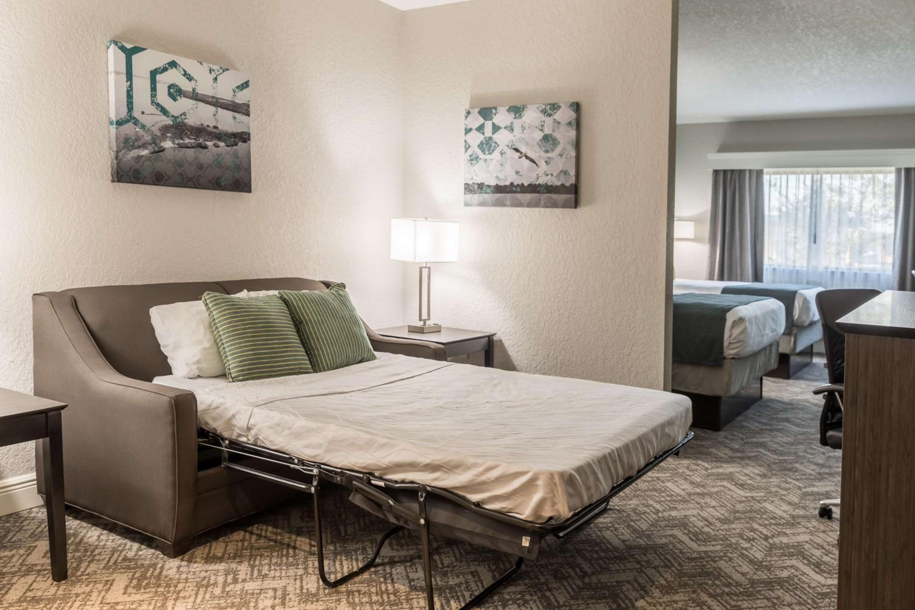 Queen Suite with Two Queen Beds - Non-Smoking - Photo 7