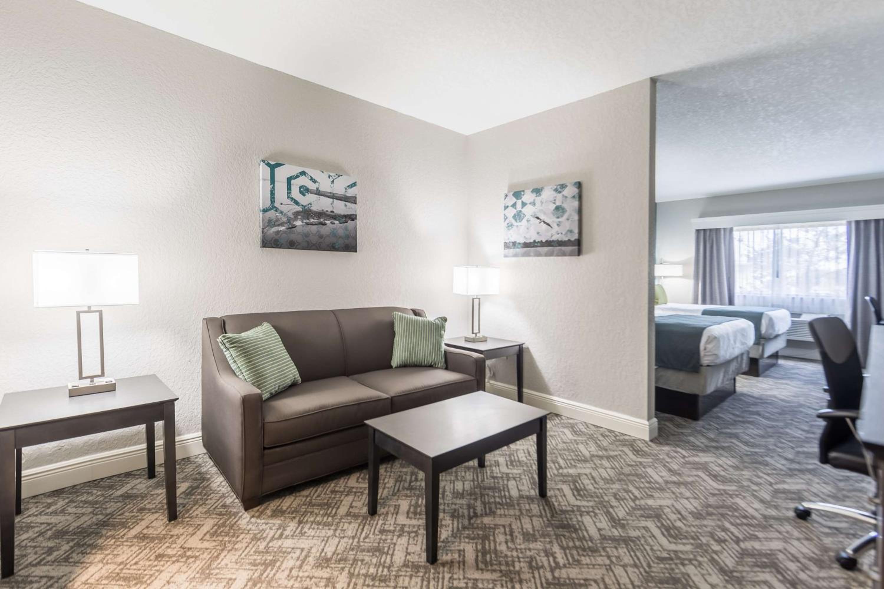 Queen Suite with Two Queen Beds - Non-Smoking - Photo 6