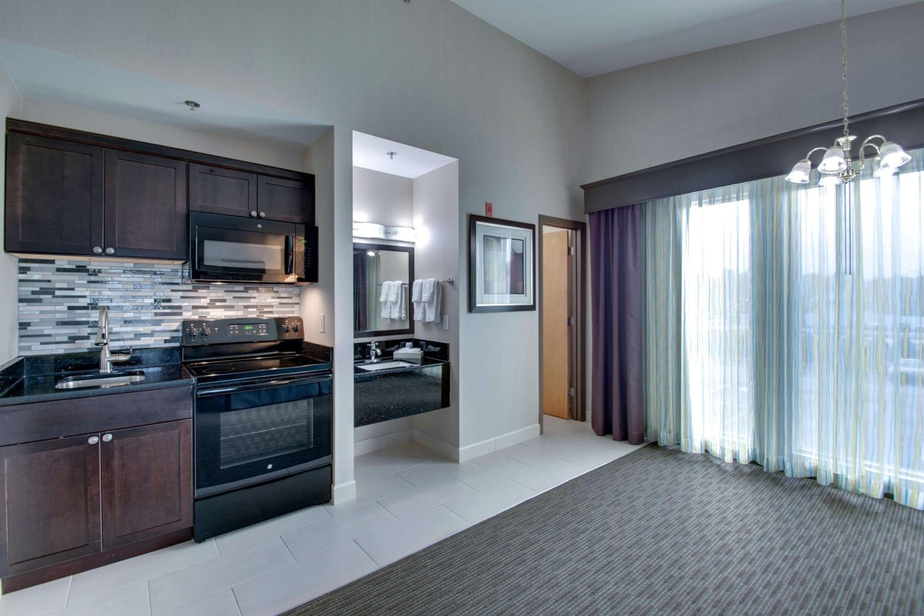 Large Suite with Two Queen Beds and Sofa Bed - Non-Smoking - Photo 2