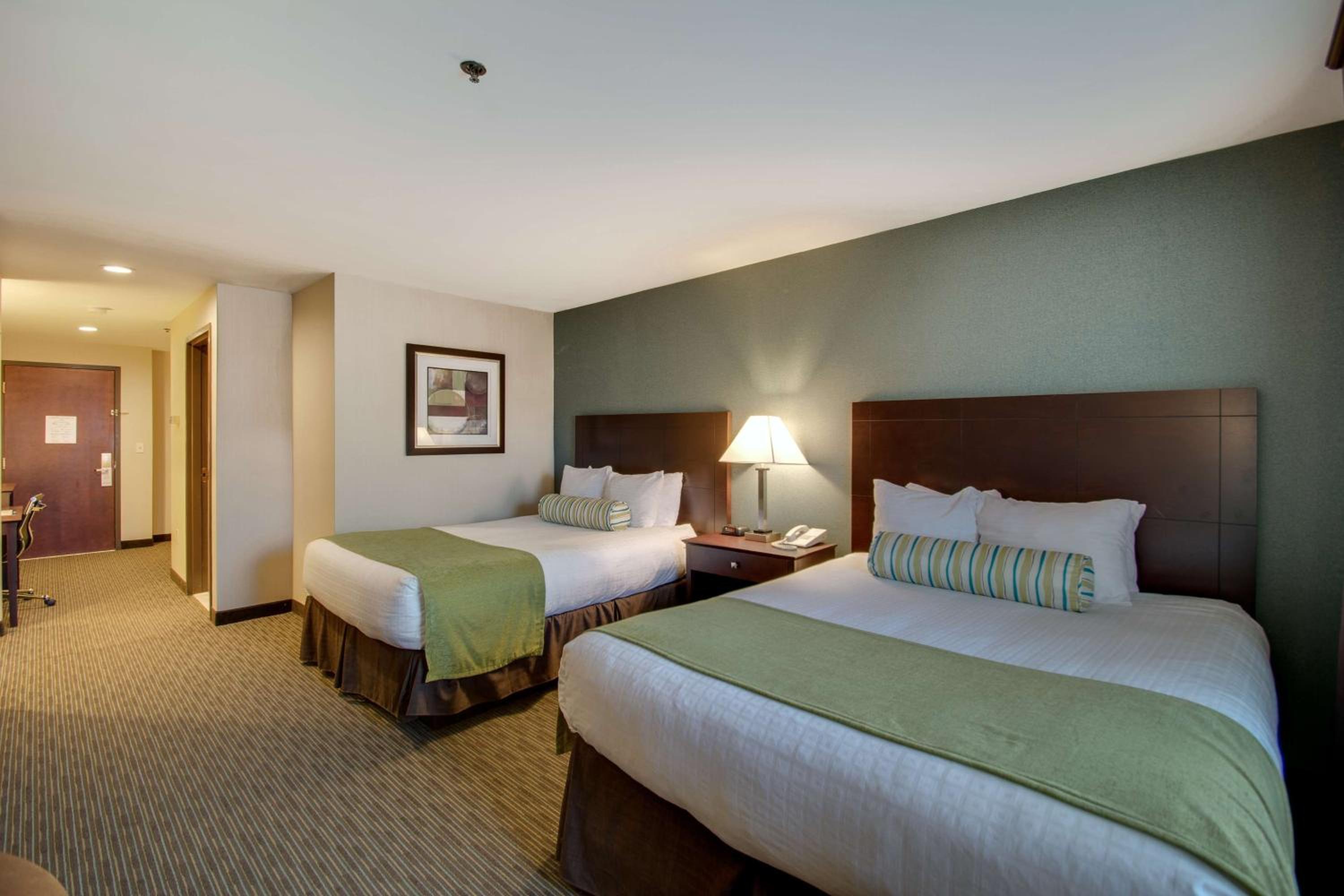 Queen Room with Two Queen Beds and Balcony - Non-Smoking - Photo 2