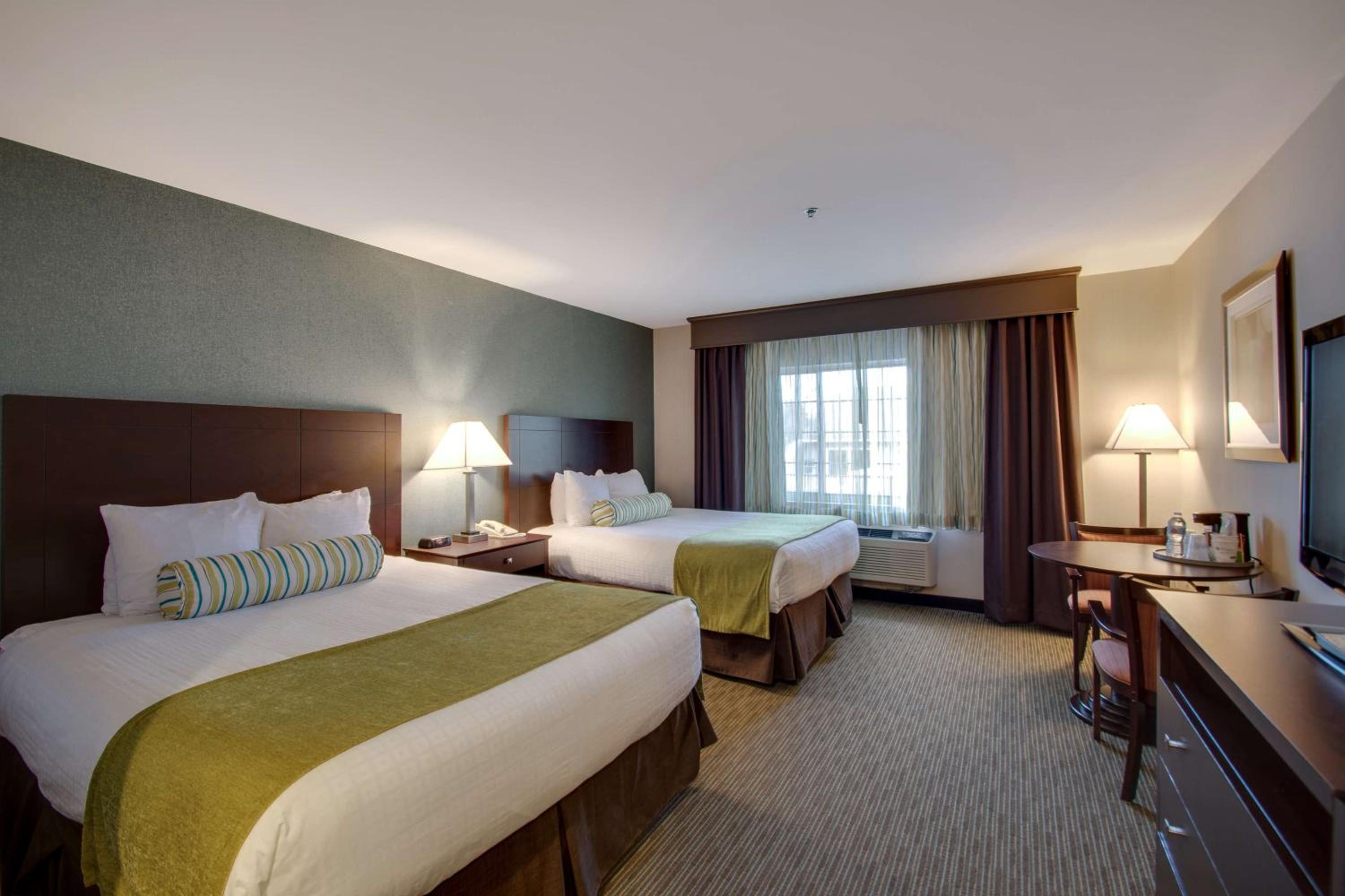Queen Suite with Two Queen Beds - Non-Smoking - Photo 3