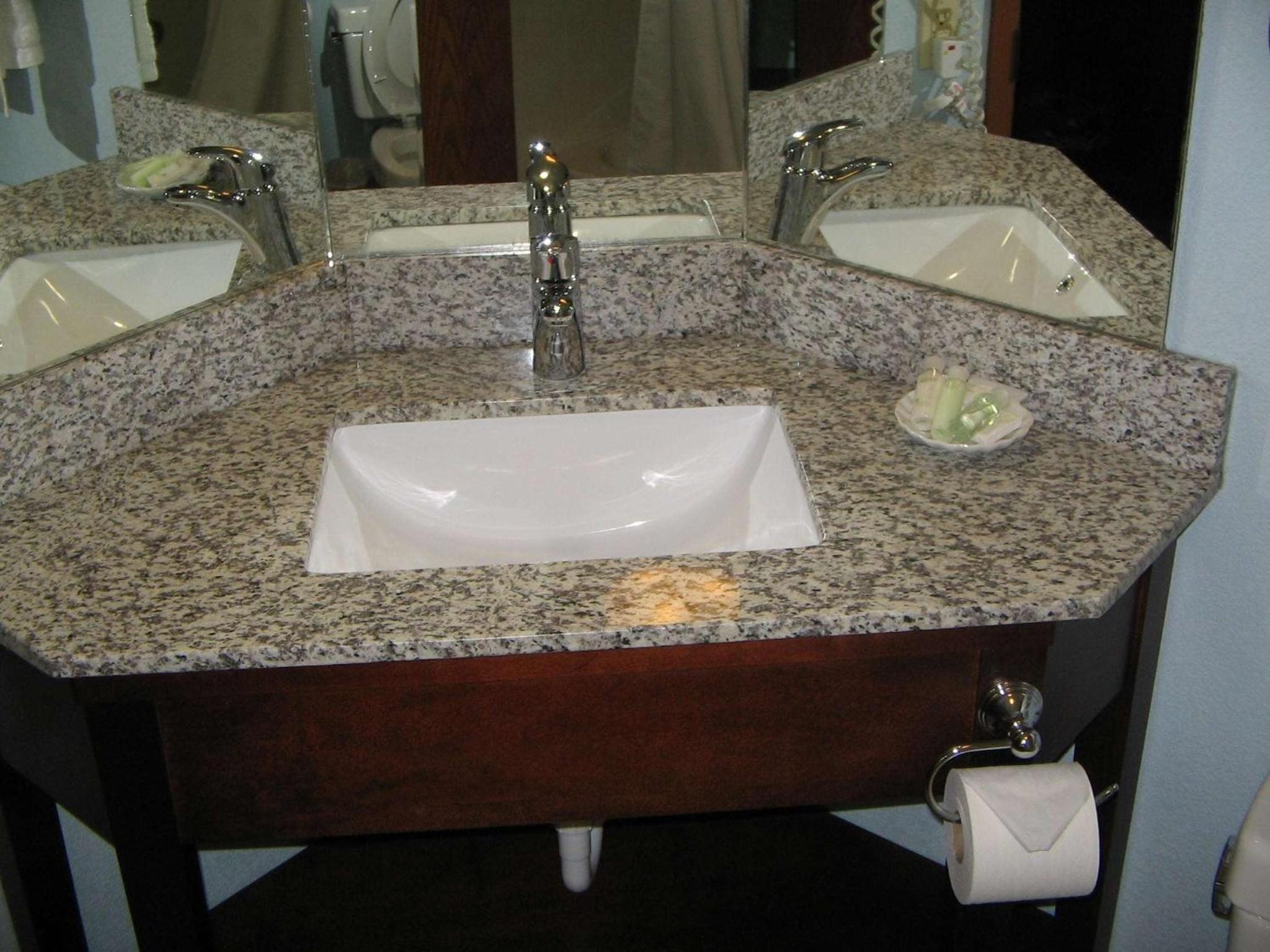 Deluxe King Room - Photo 7