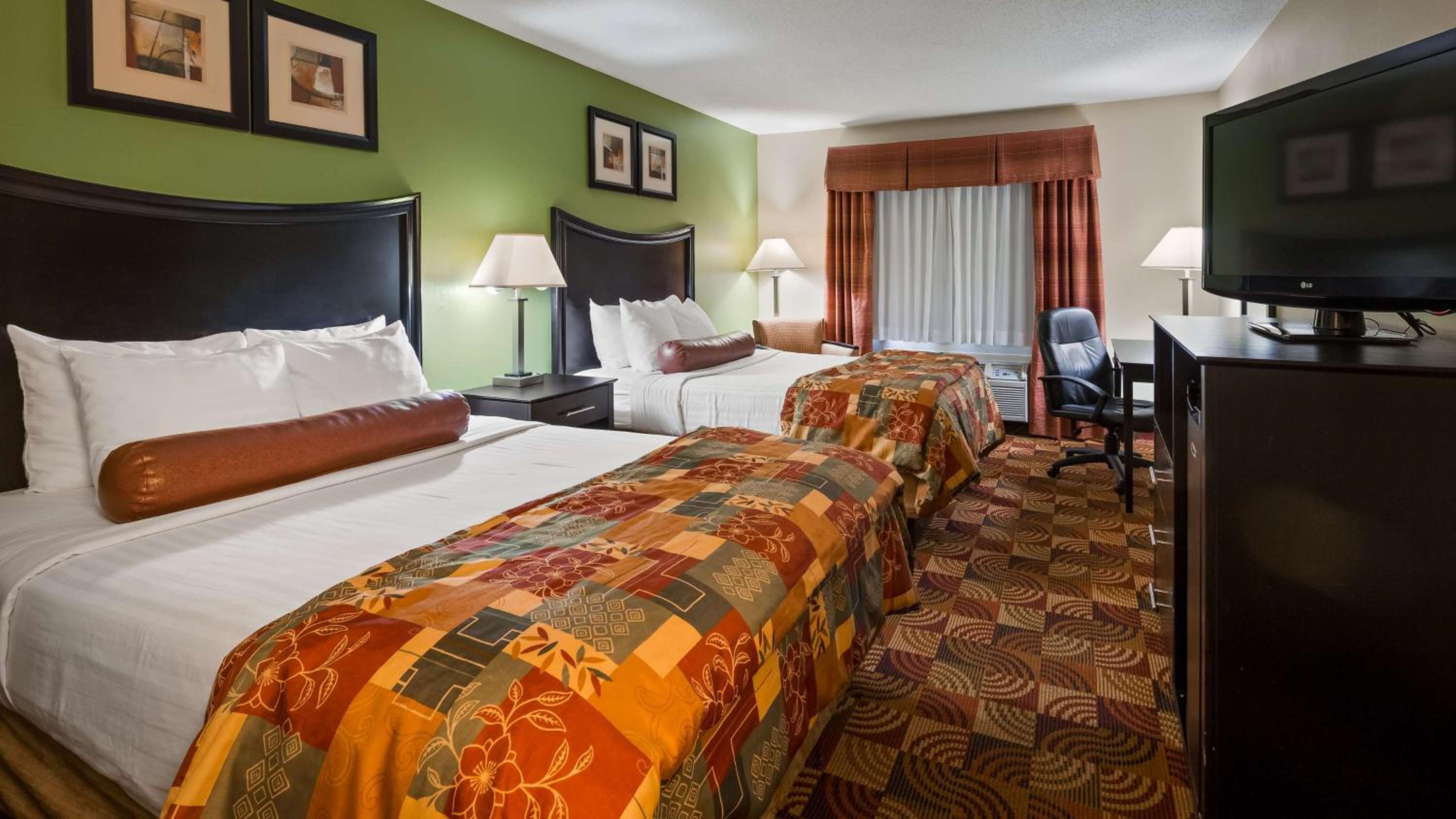 Queen Room with Two Queen Beds - Non-Smoking - Photo 8