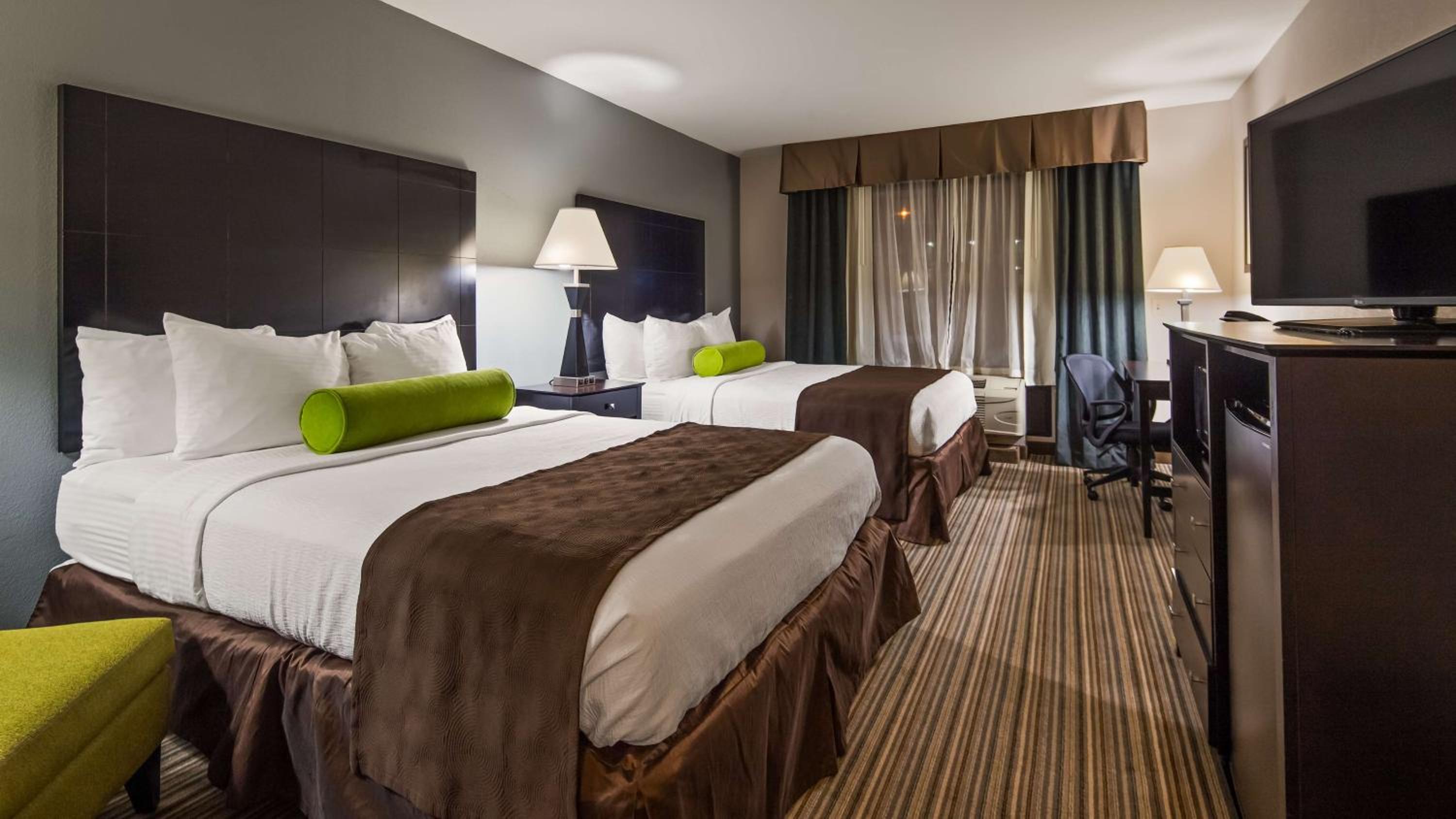 Queen Room with Two Queen Beds - Non-Smoking photo 1