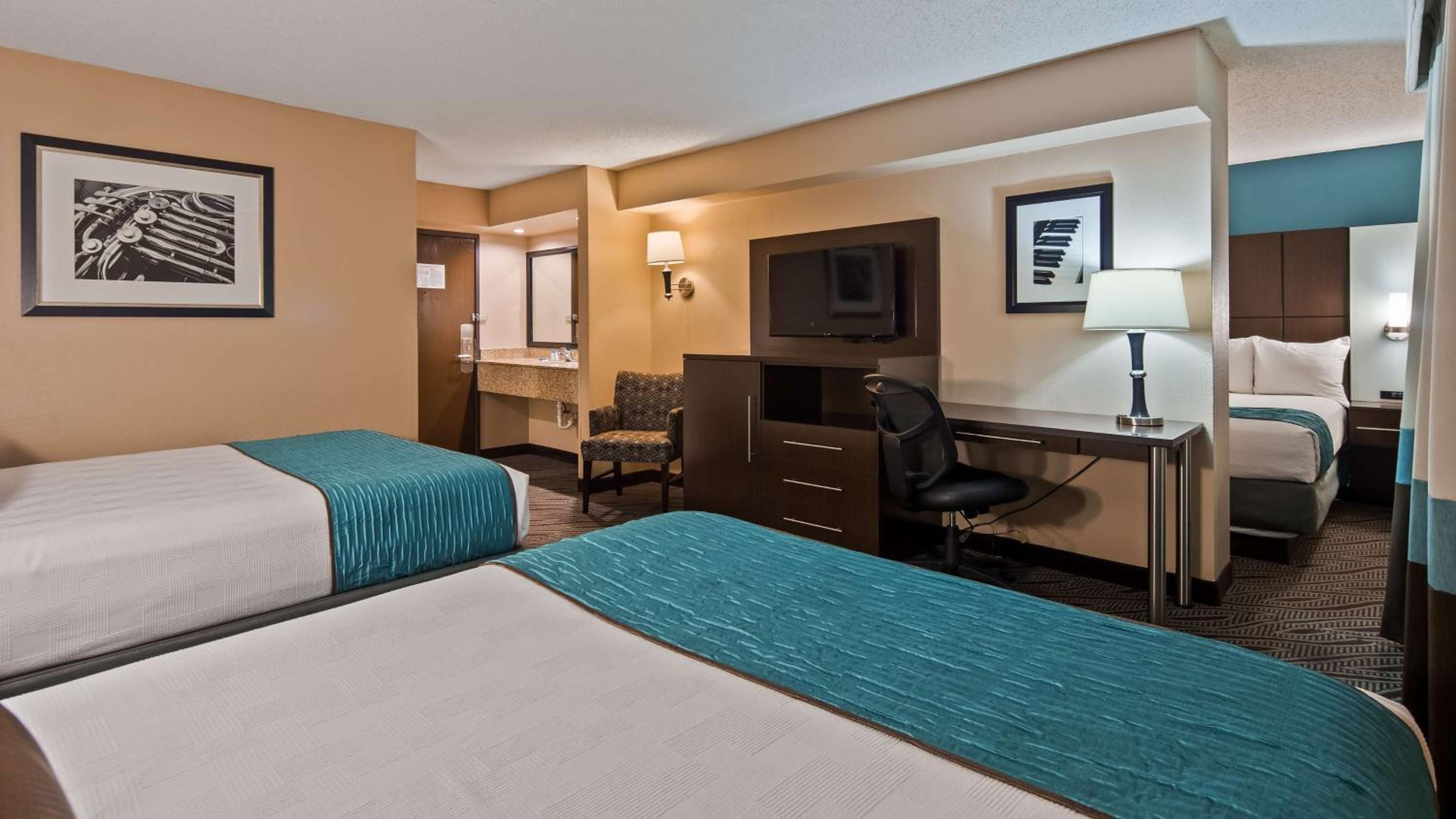 Family Room with Two Queen Beds and Single Bed - Non-Smoking
