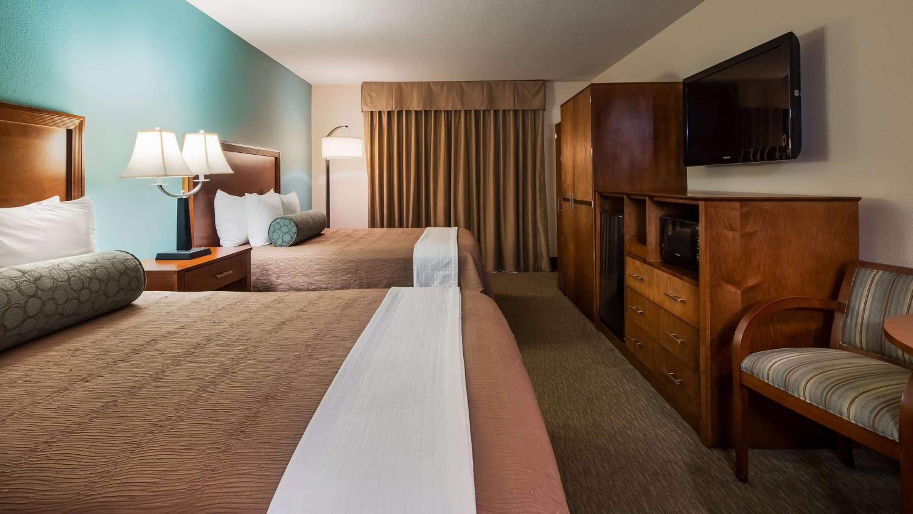 Queen Room with Two Queen Beds and Pool View - Non-Smoking - Photo 1