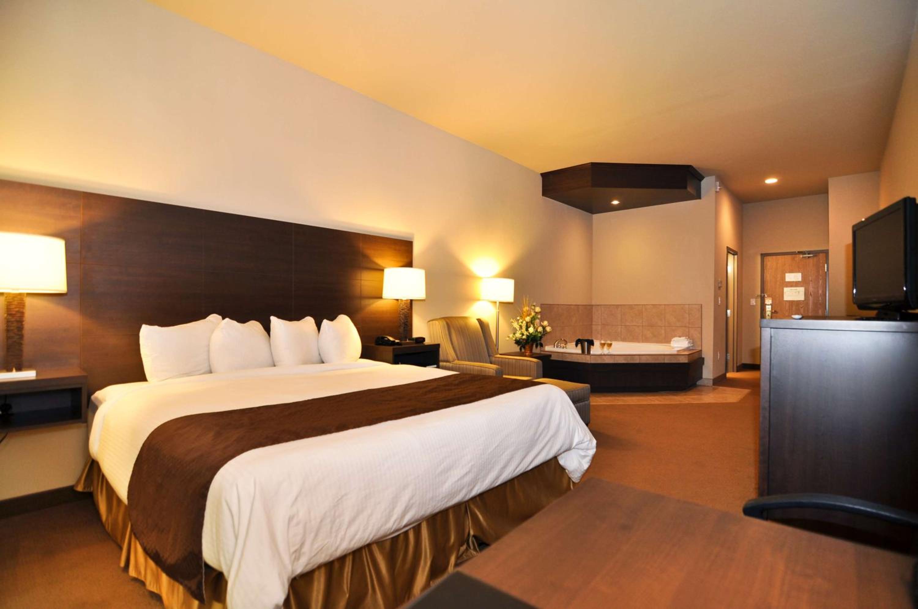 King Room with Jetted Tub - Non-Smoking - Photo 3