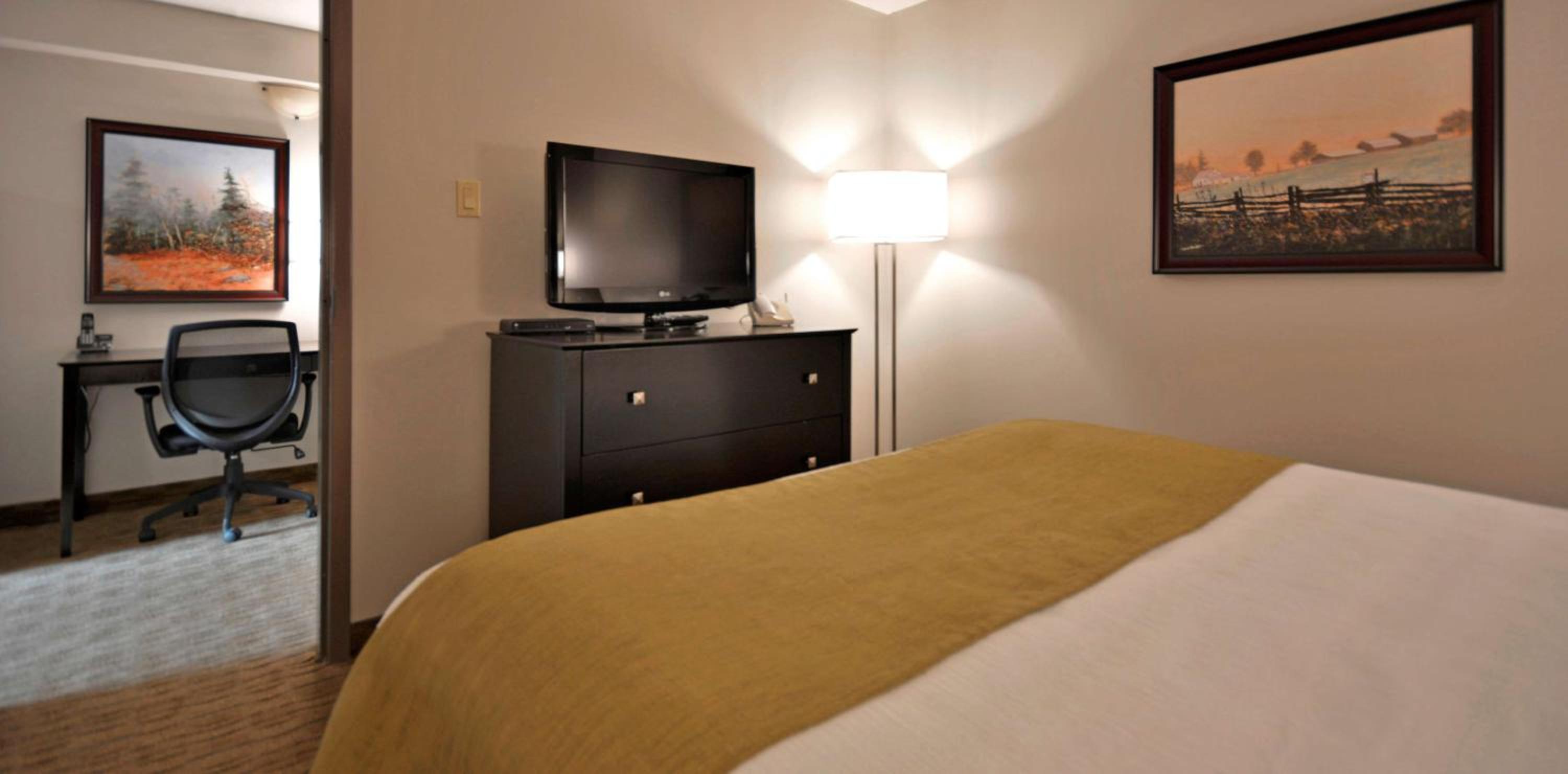 Queen suite with Kitchenette - Non-Smoking - Photo 3