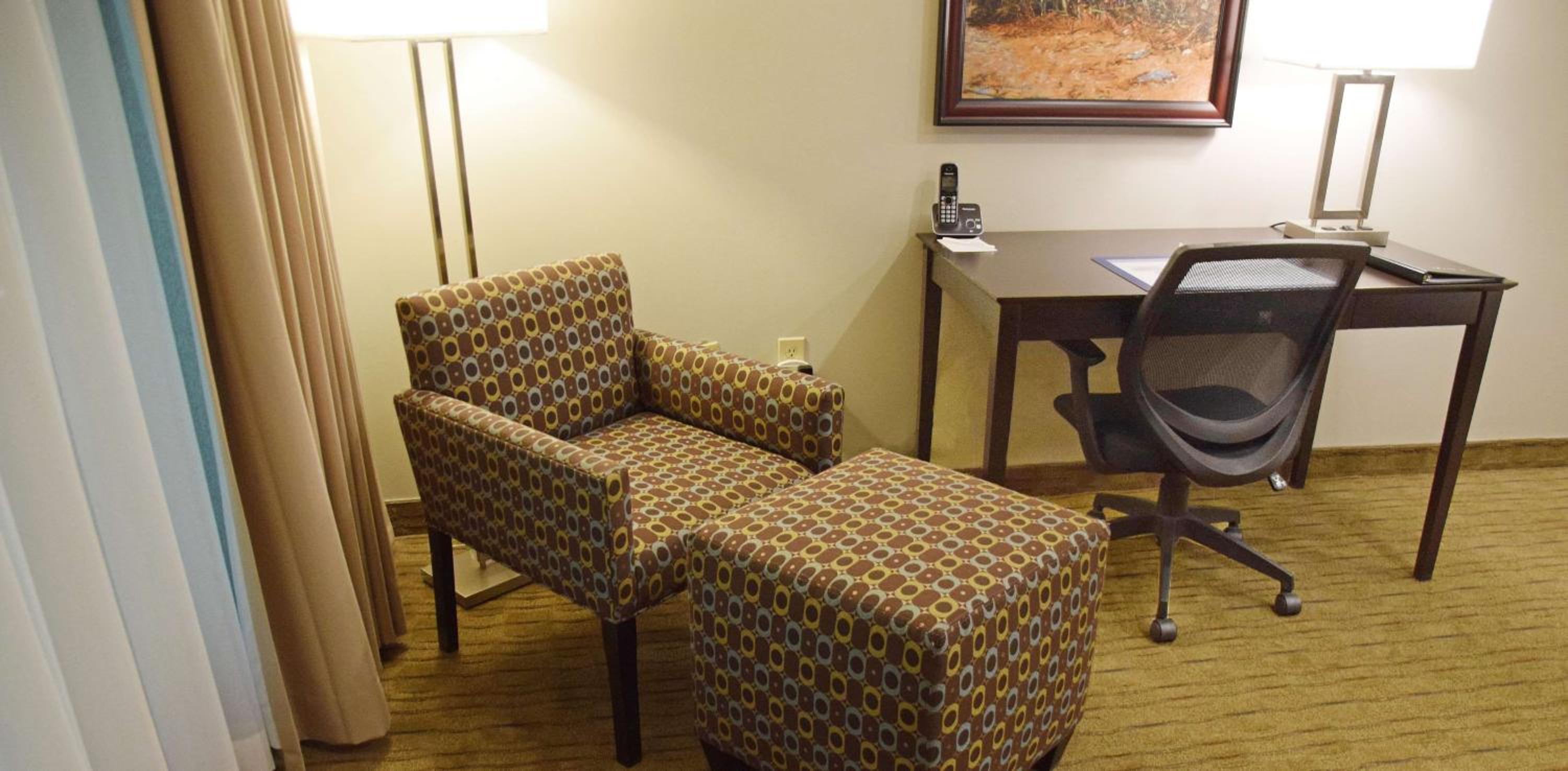 Queen Room with Sofa Bed and Queen Murphy Bed Only - Non-Smoking - Photo 3