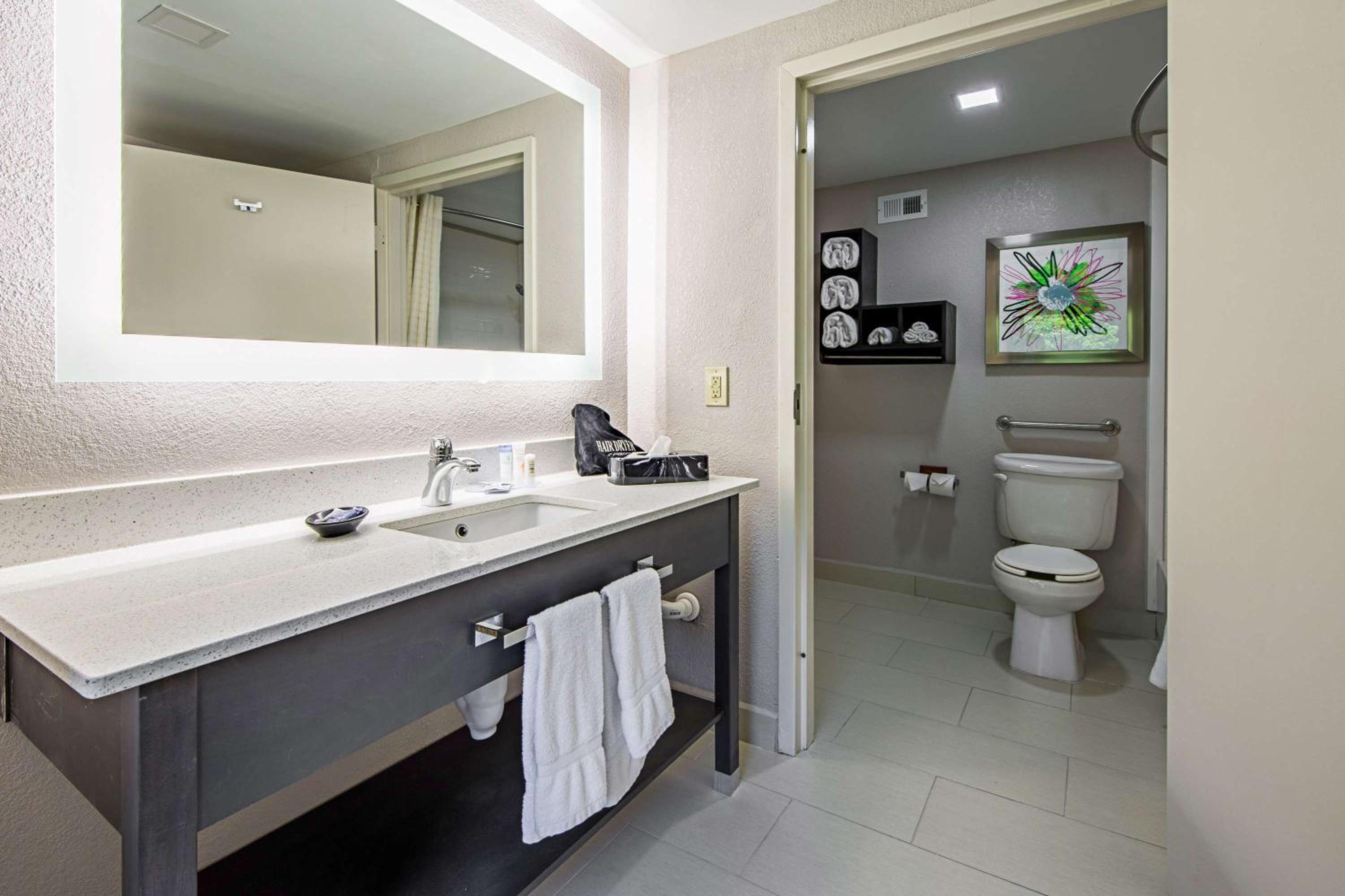 King Room - Non-Smoking - Photo 6