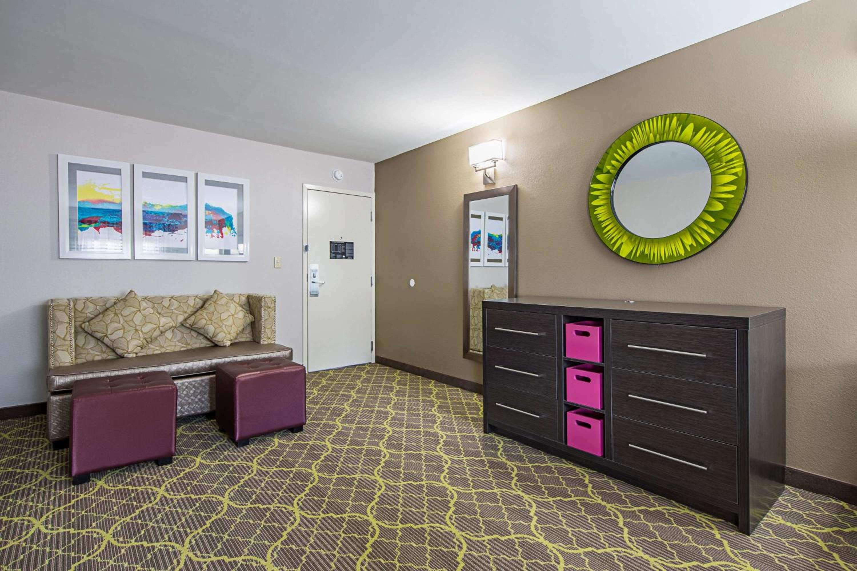 King Room - Non-Smoking - Photo 7
