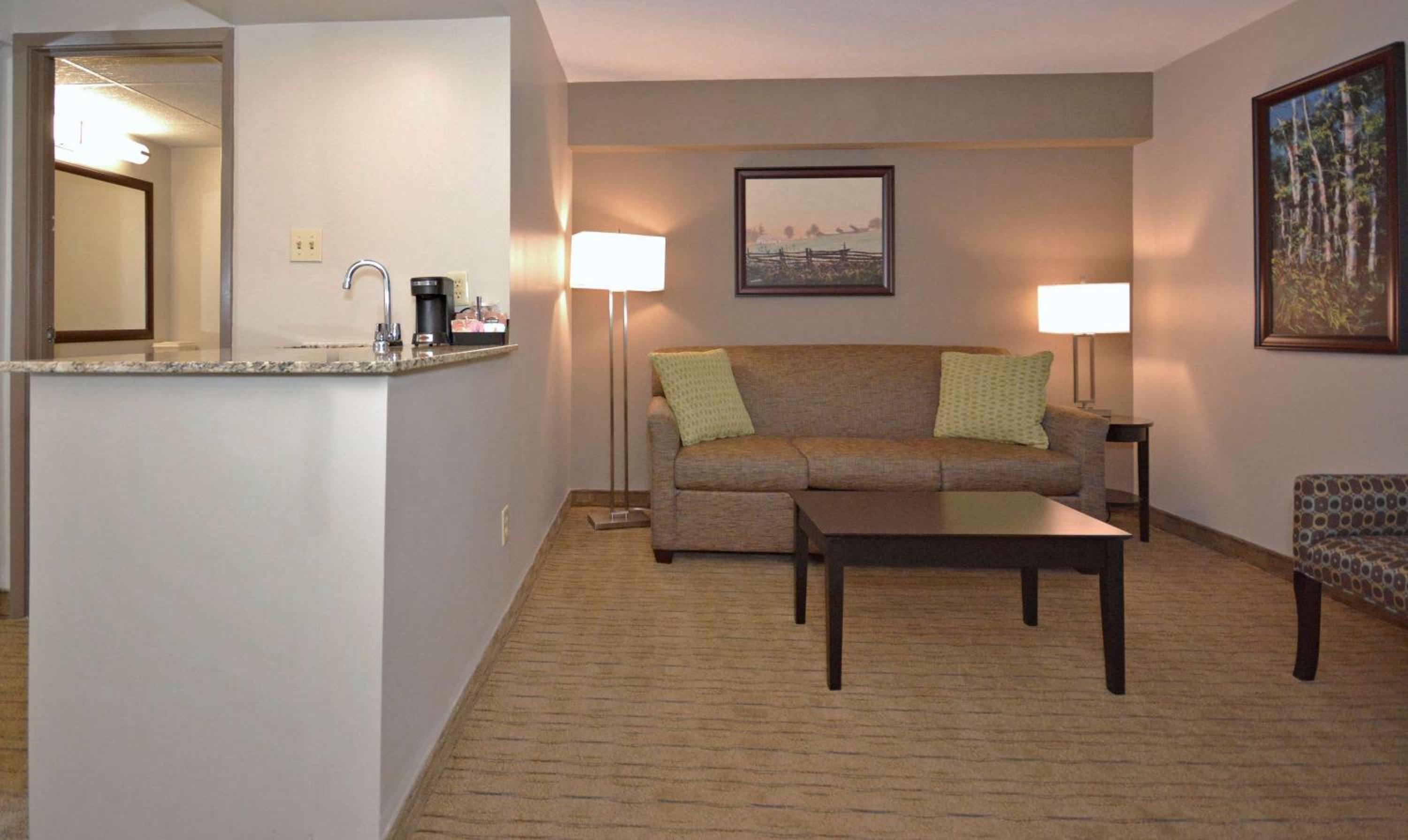 Queen Mini Suite with Sofa Bed - Non-Smoking - Photo 4