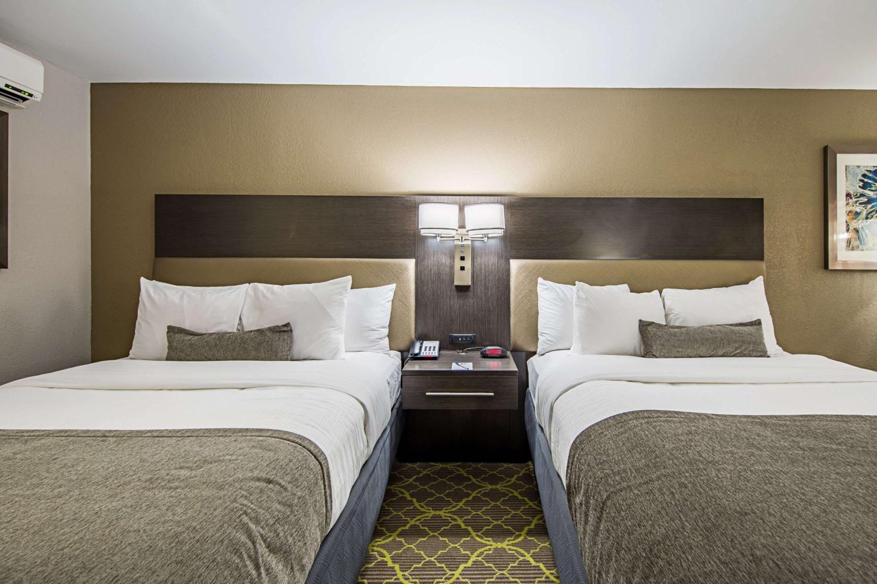 Queen Room with Two Queen Beds - Non-Smoking - Photo 3
