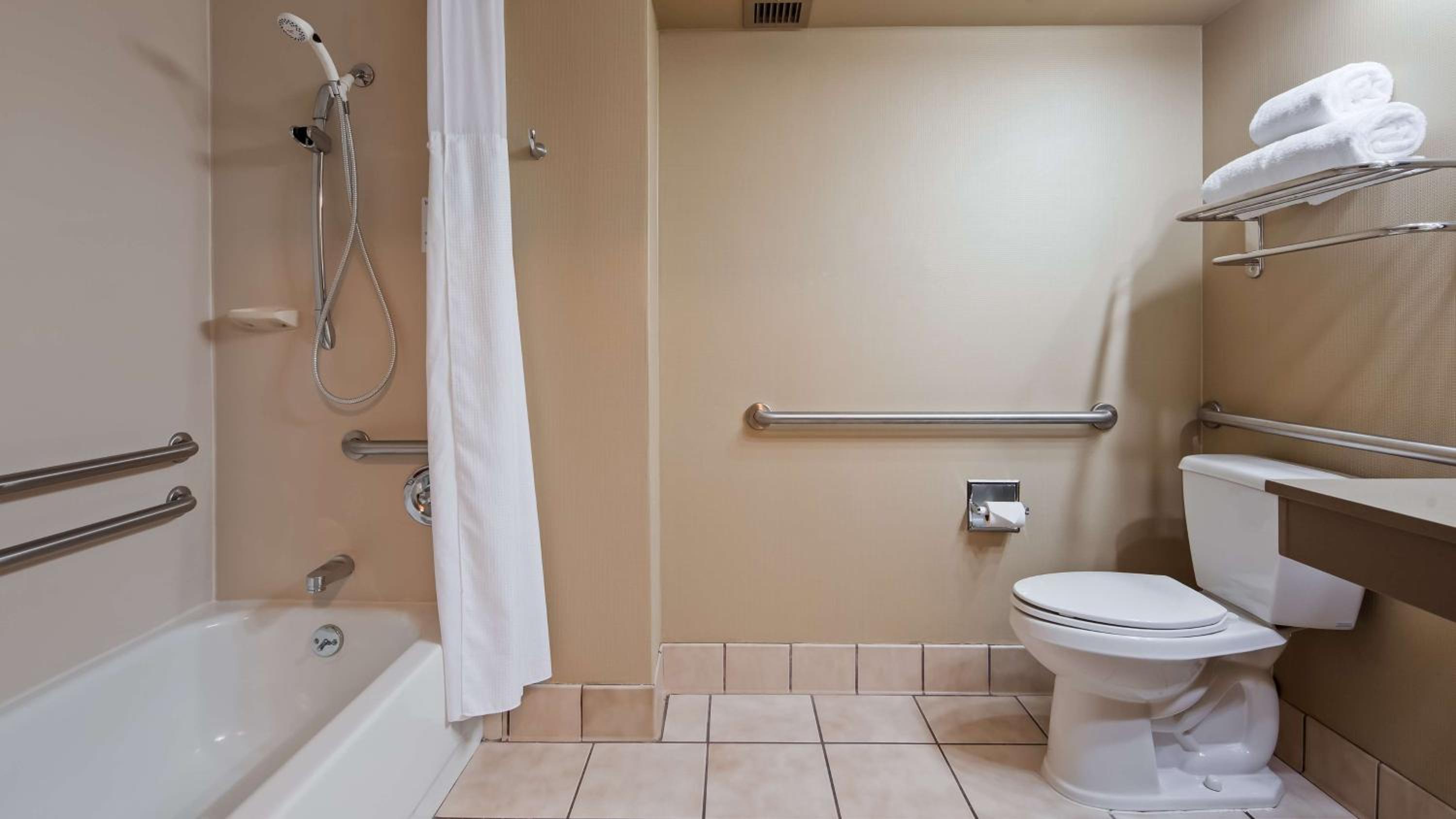 Queen Room with Bathtub - Disability Access - Photo 2