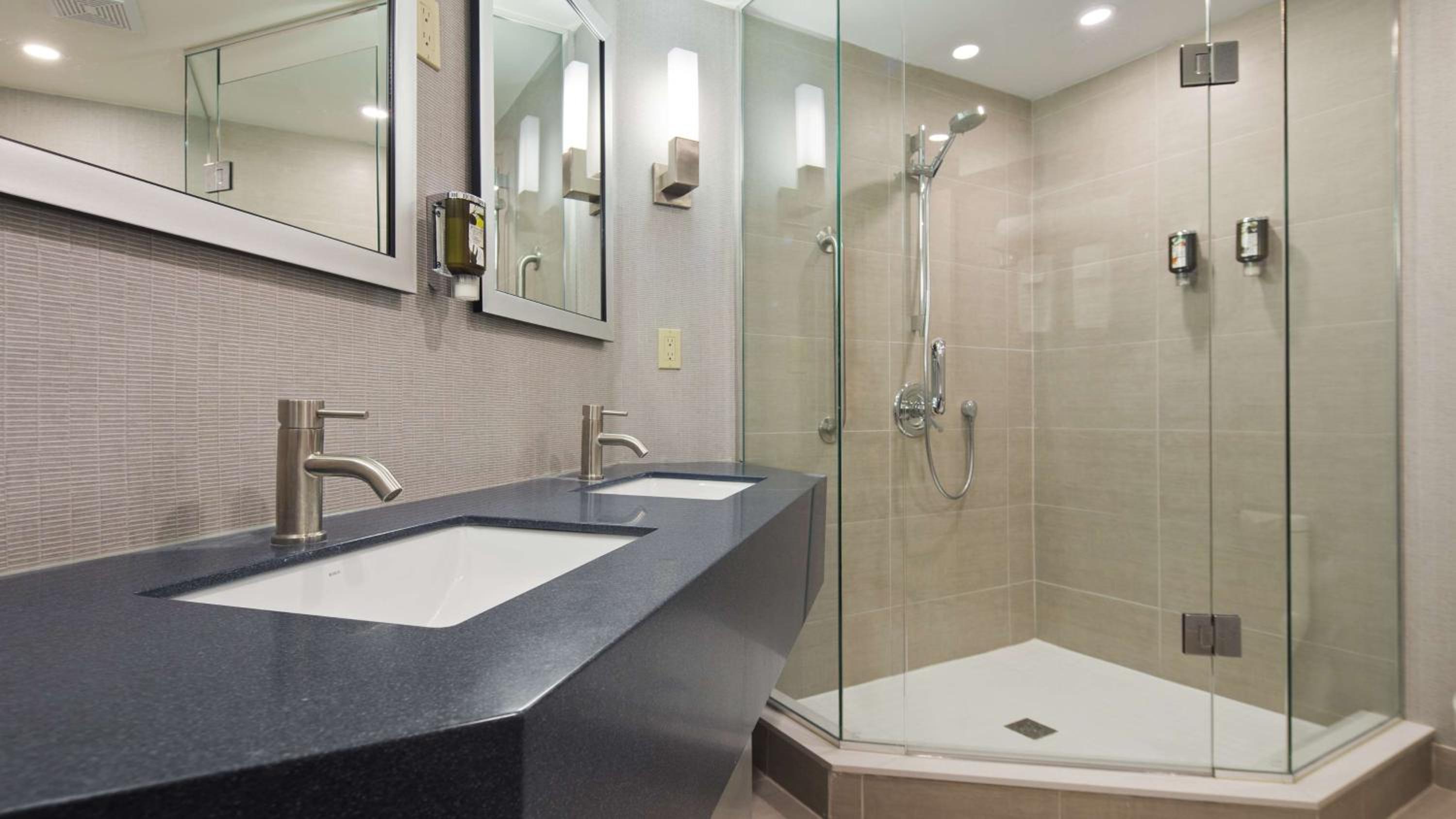 Studio with King Bed, Kitchenette and Shower Only - Non-Smoking