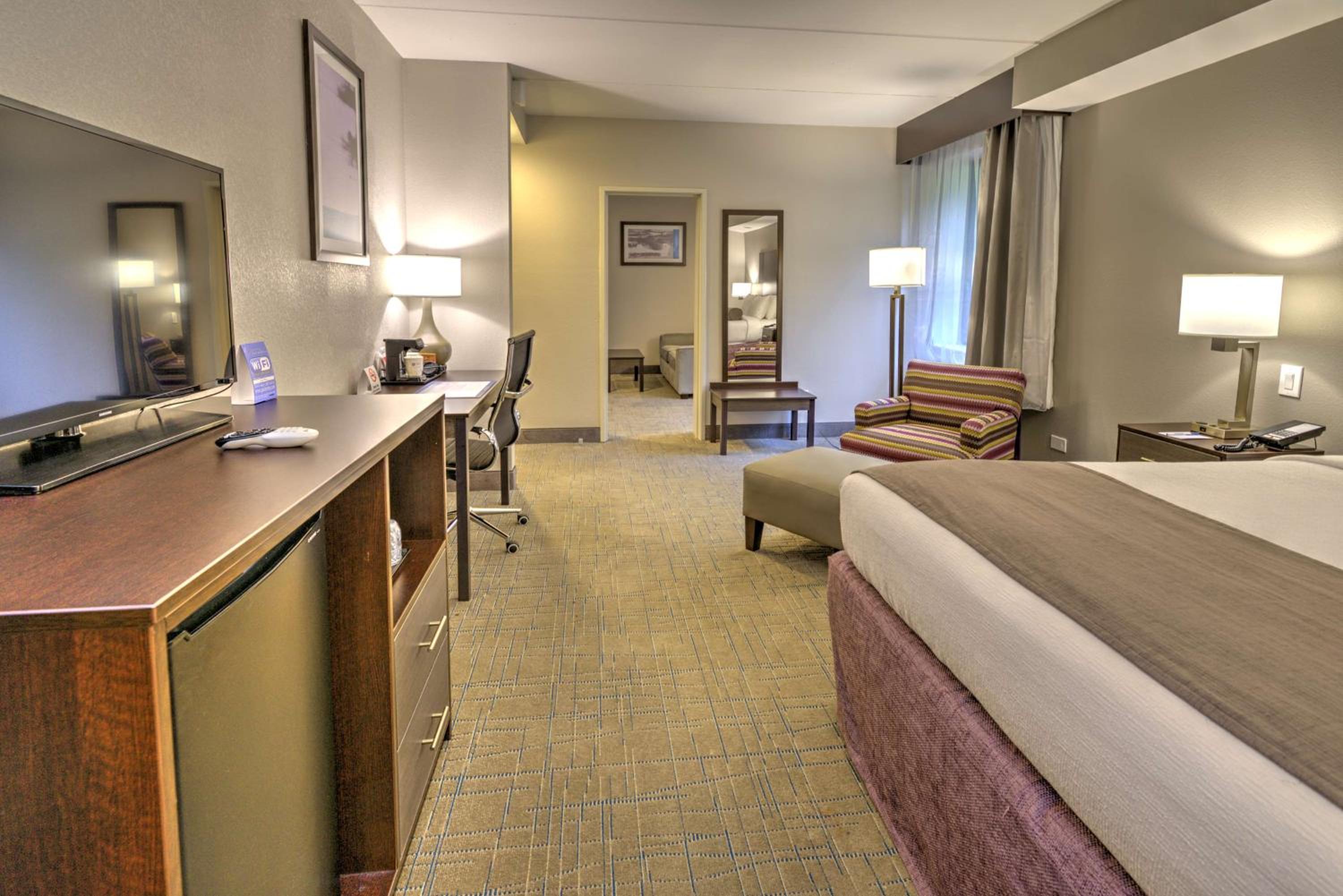 King Suite with Sofa Bed - Non-Smoking photo 2
