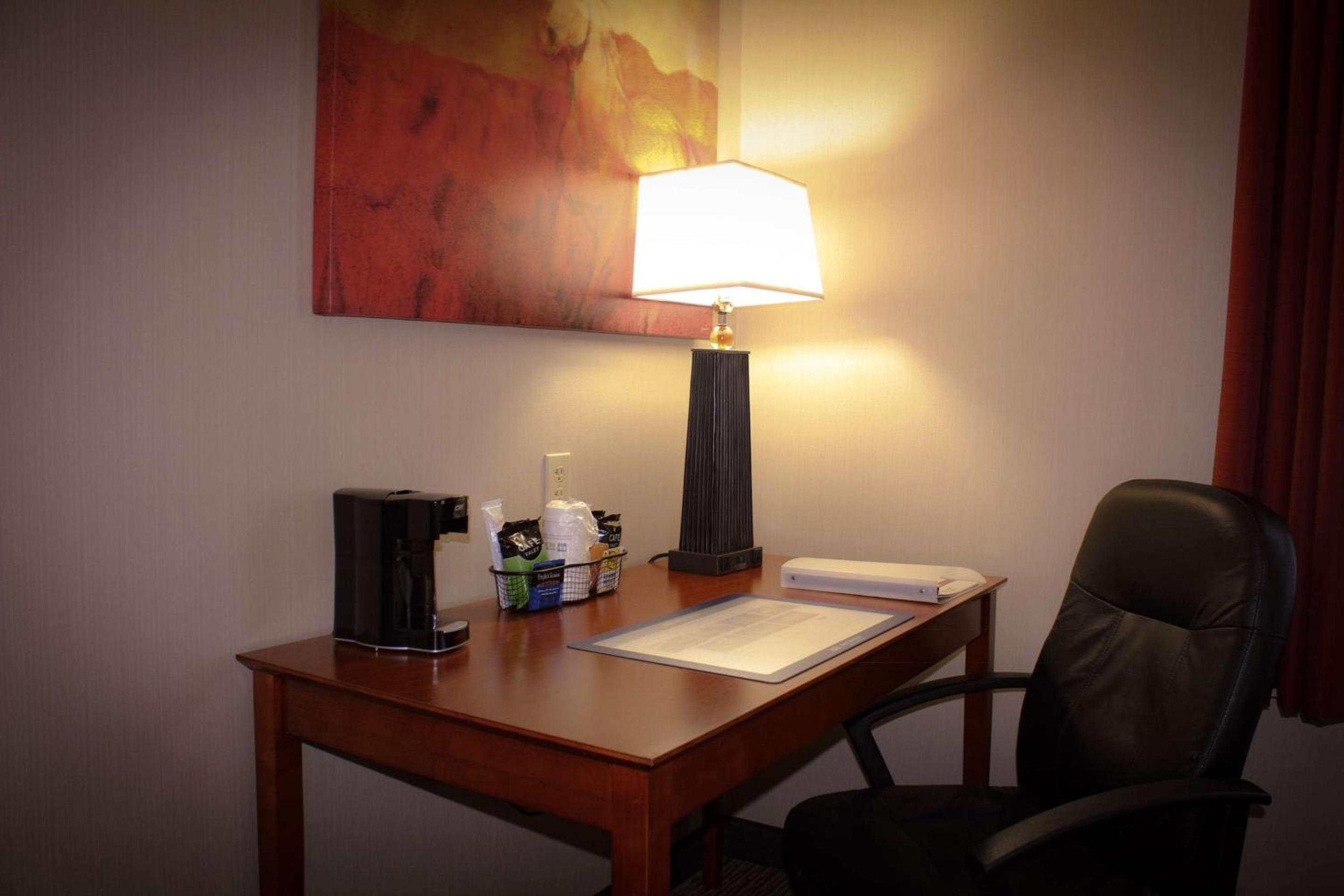 Deluxe King Room - Photo 4