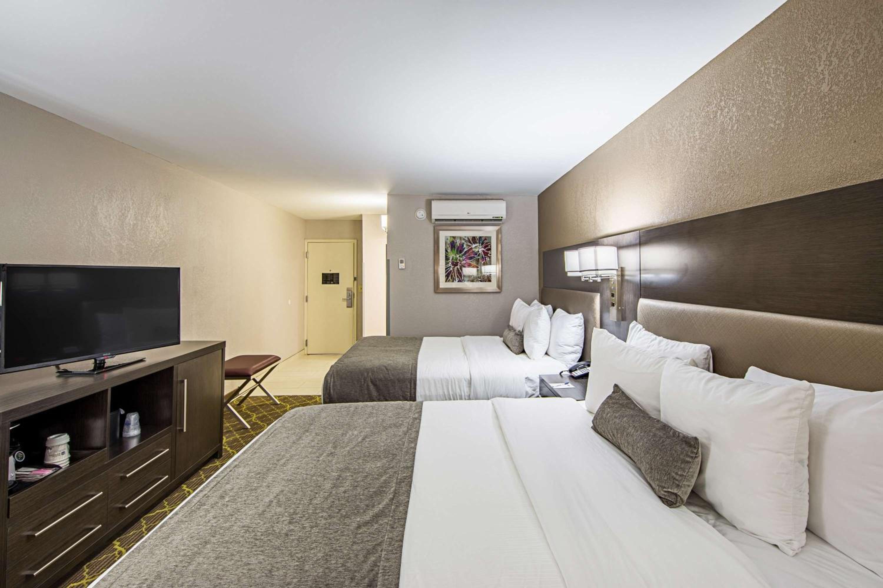 Queen Room with Two Queen Beds - Non-Smoking - Photo 5