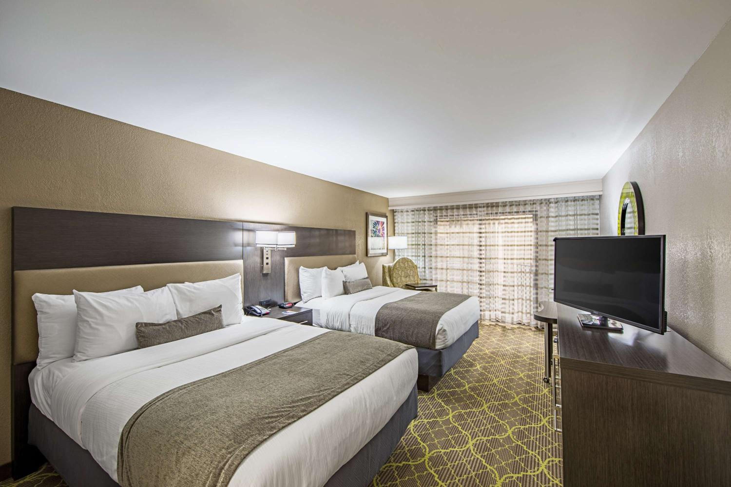 Queen Room with Two Queen Beds - Non-Smoking - Photo 1