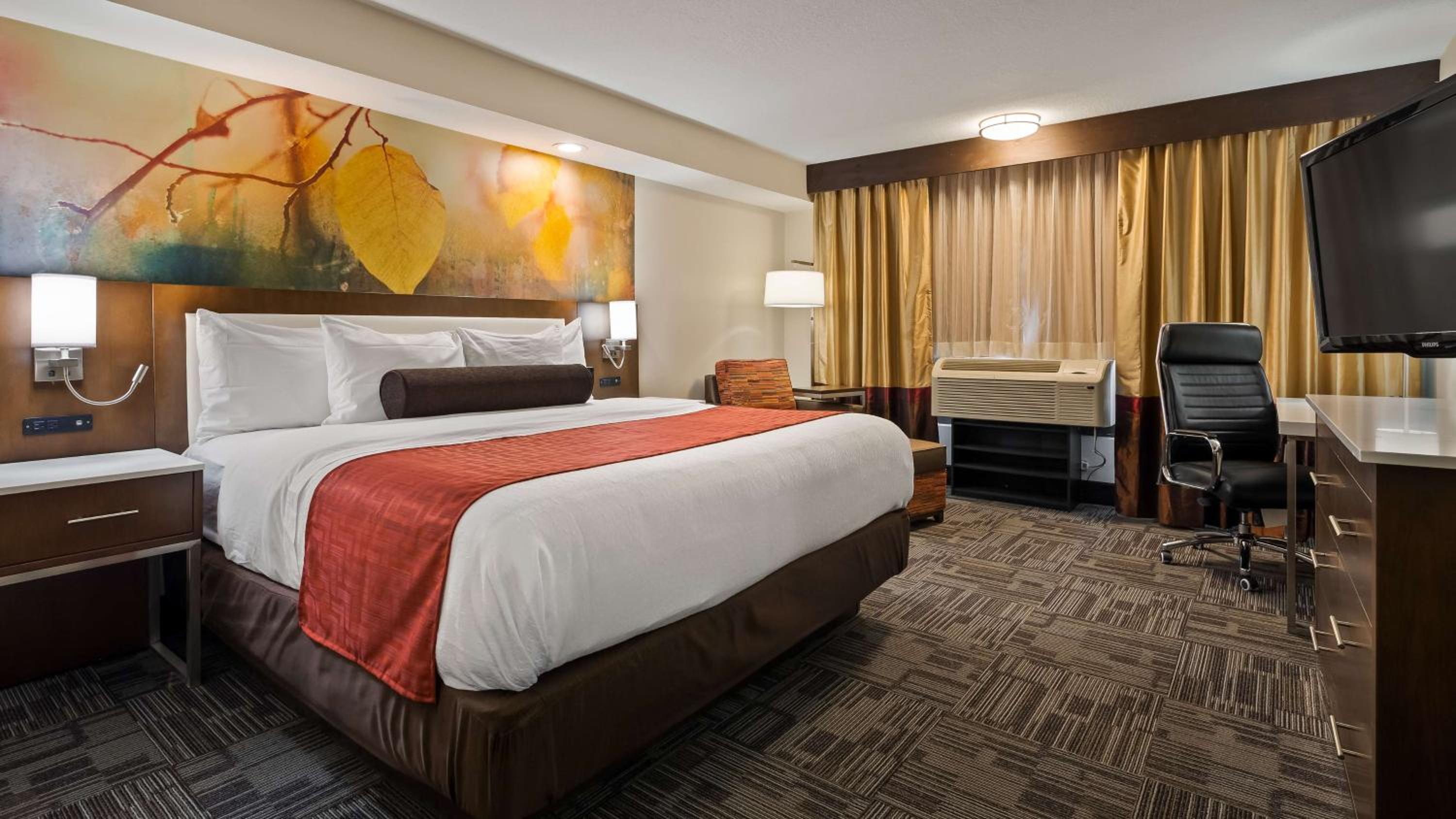 One-Bedroom King Suite with Sofa Bed photo 1