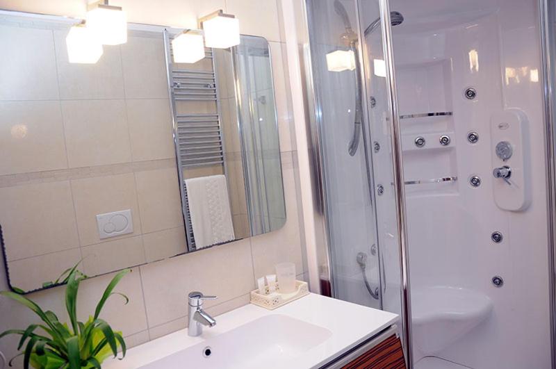 Quadruple Room with Pool View - Photo 2