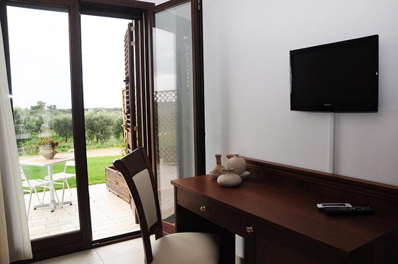 Quadruple Room with Pool View - Photo 3