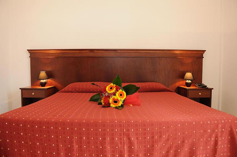 Double Room with Pool View - Photo 2