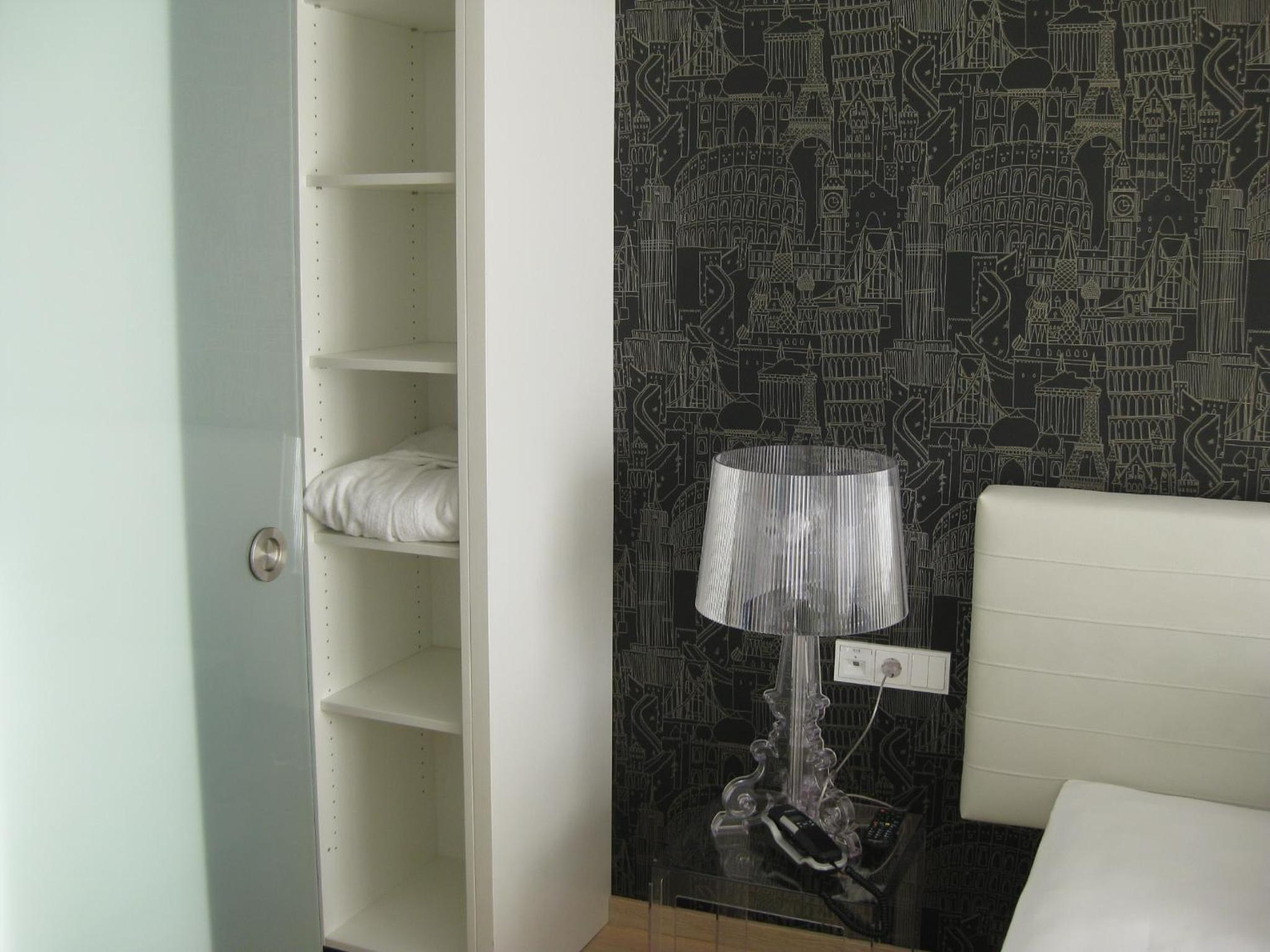 Suite - Photo 13