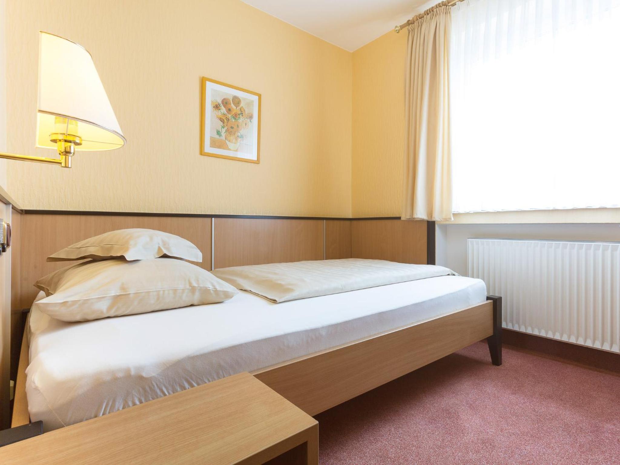 Queen Room photo 1