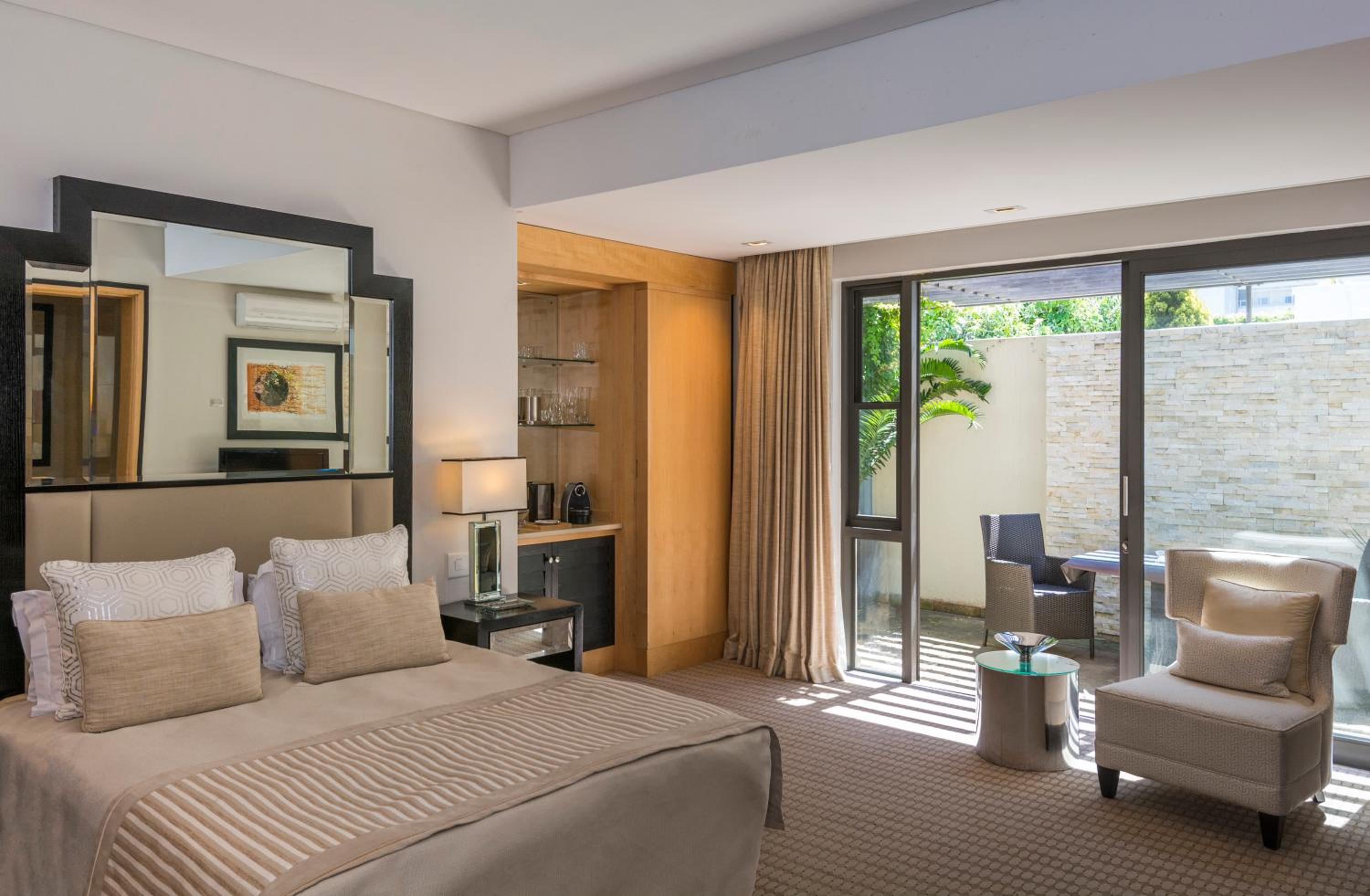 Luxury Suite - Photo 5