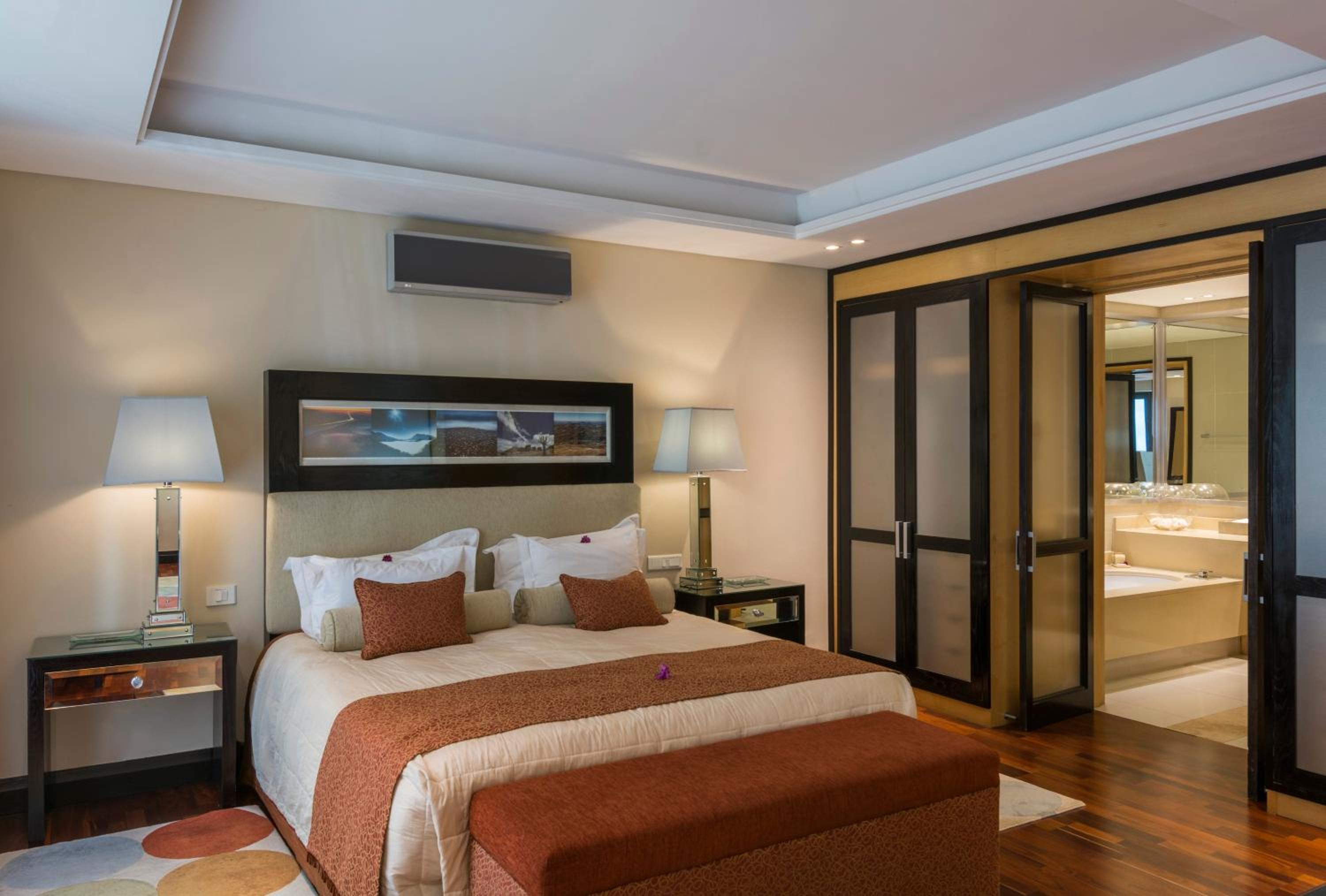Business Suite - Photo 4