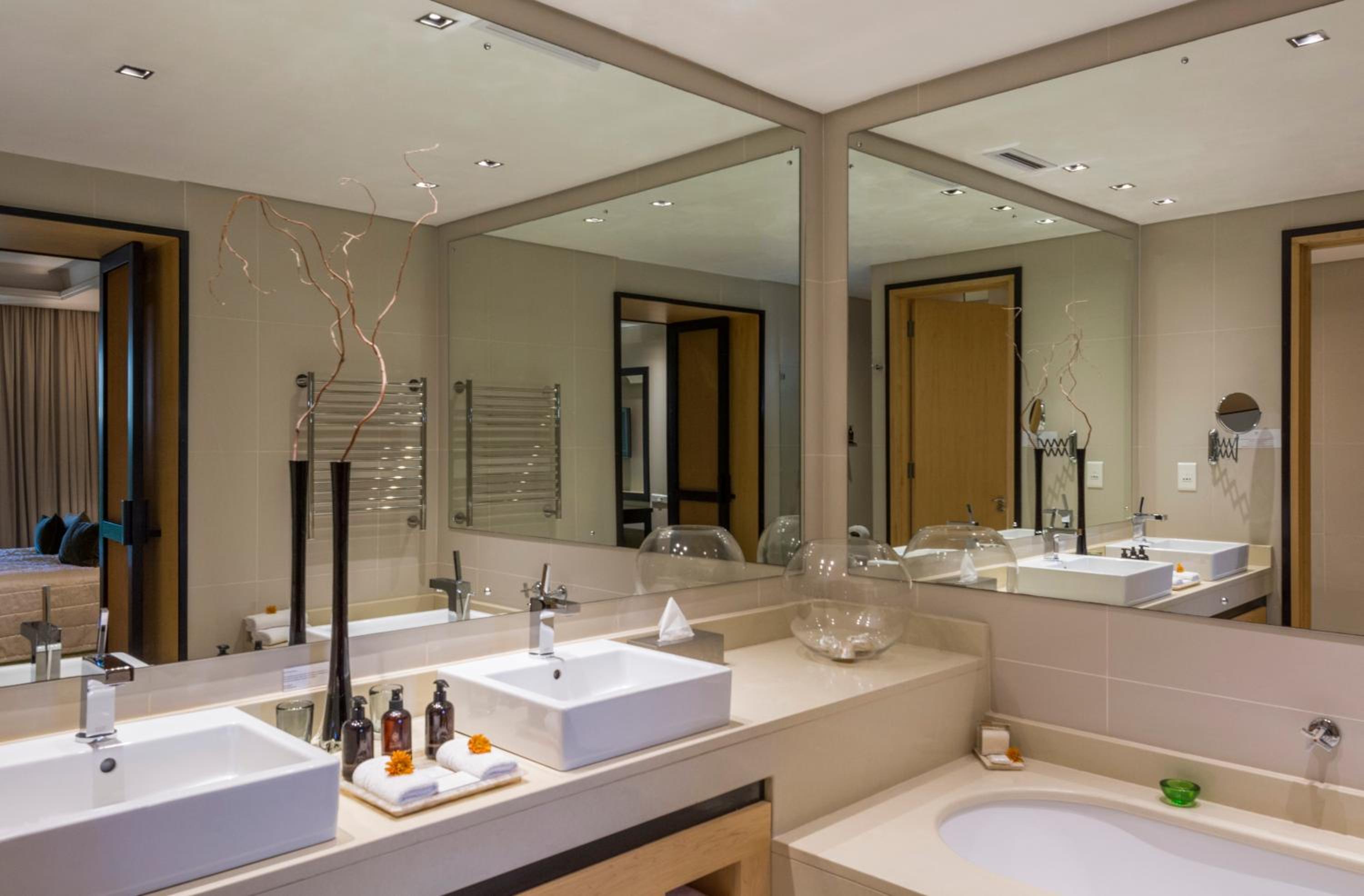 Luxury Suite - Photo 6