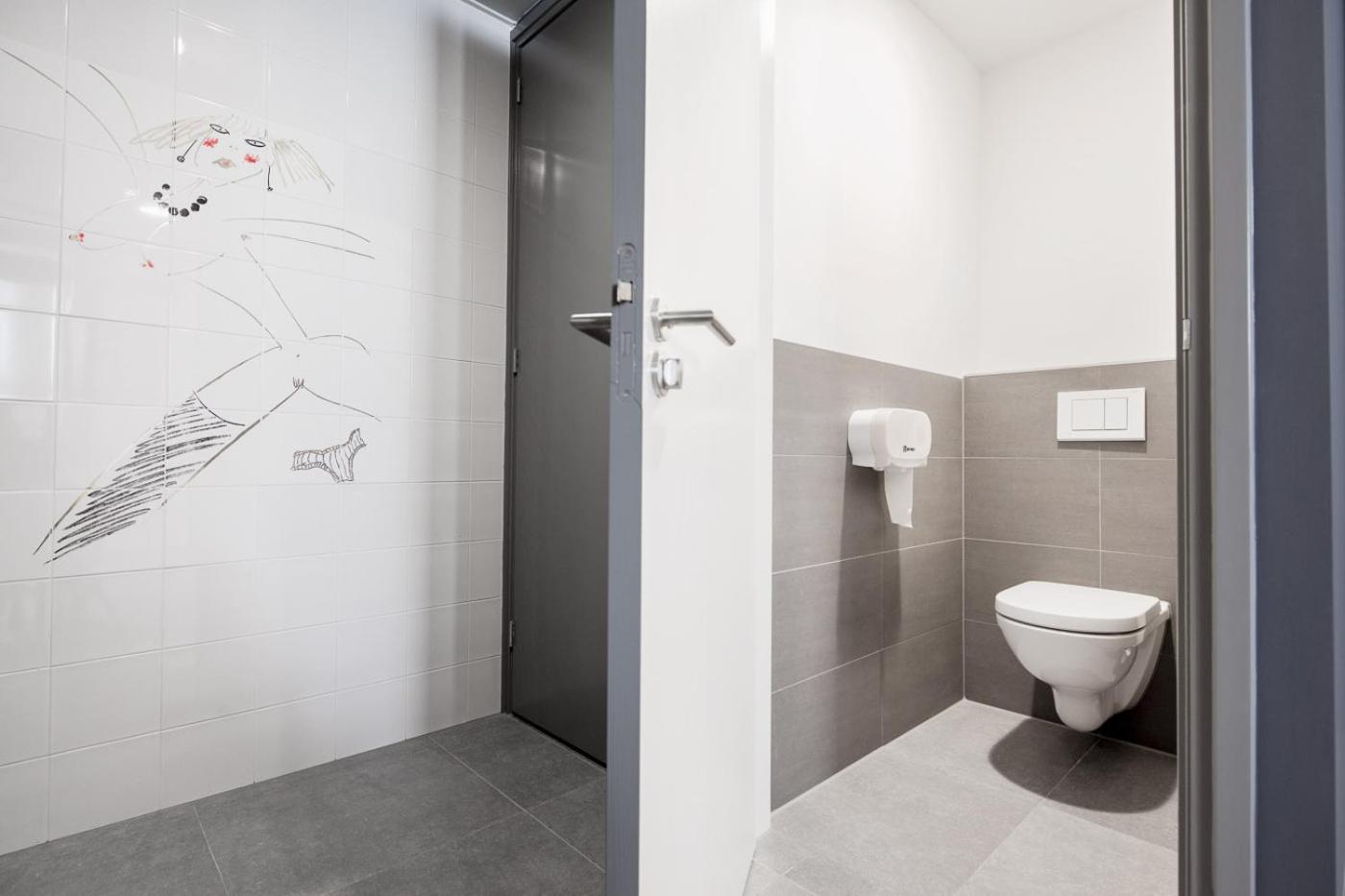Crisis Free Zone (shared bathroom) photo 3