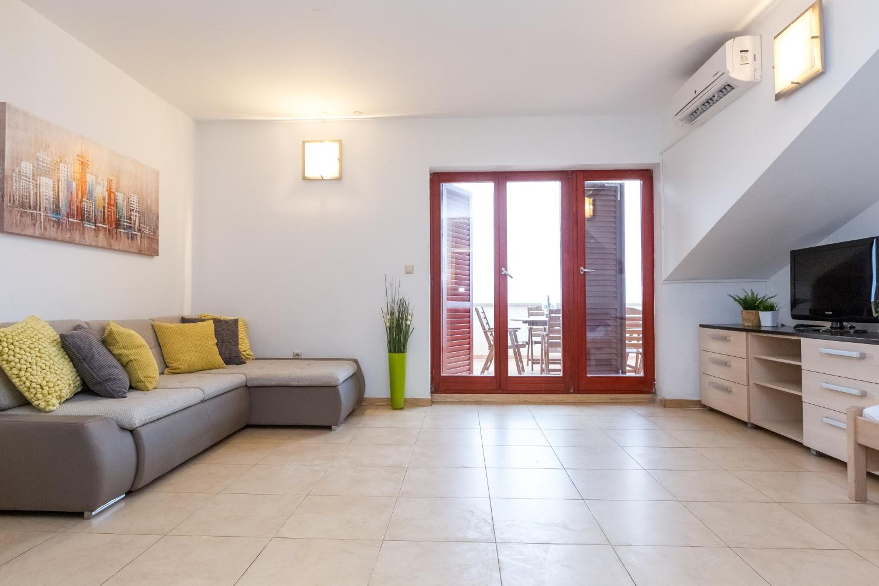 Comfort One-Bedroom Apartment with Terrace and Partial Sea View photo 1